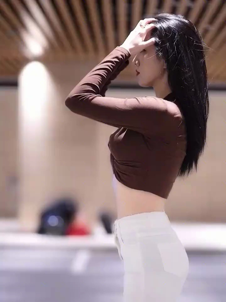 街拍路人拥有波涛汹涌完美胸围的美女太大了真的好看吗