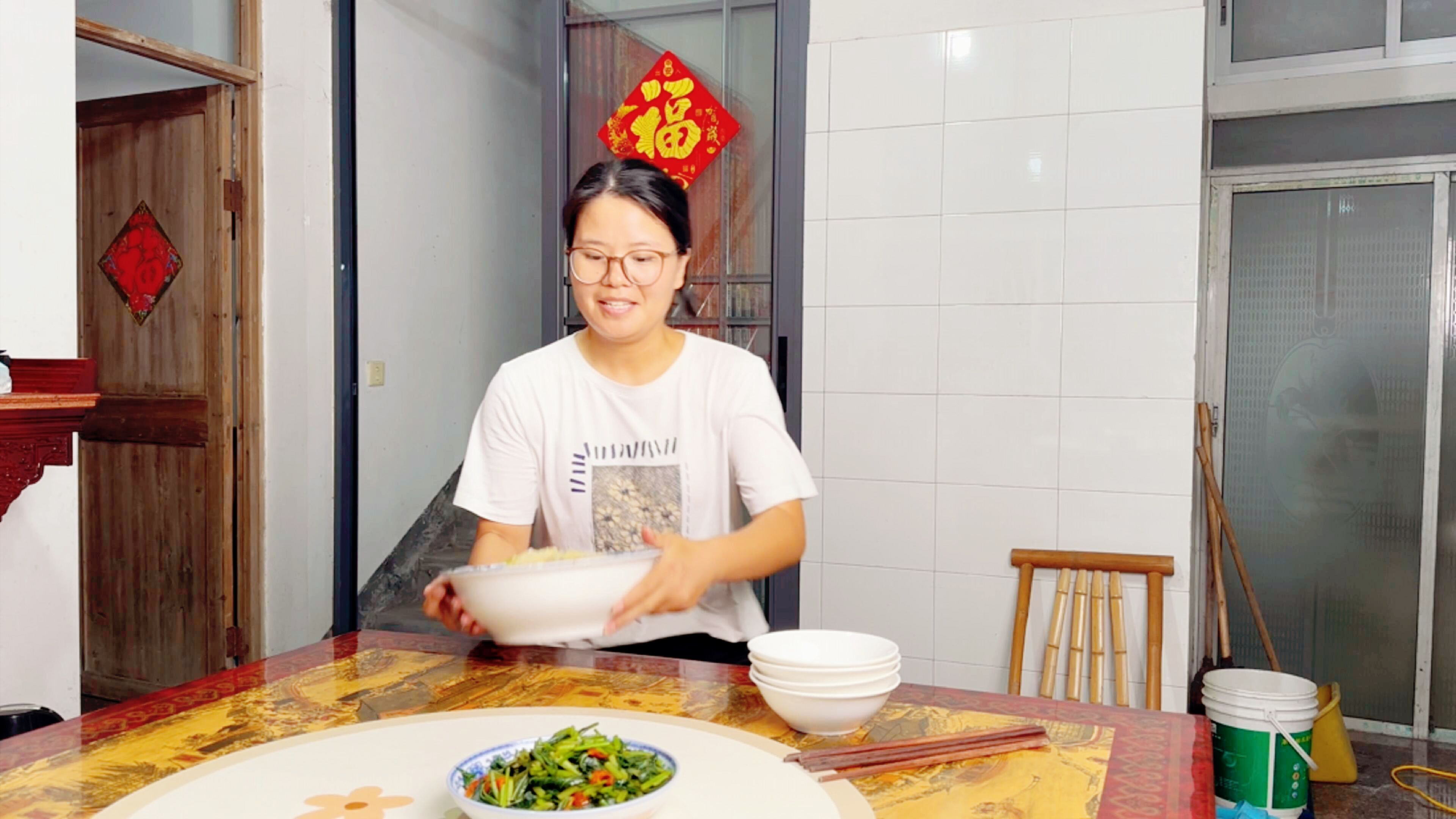农村婆婆天气热没啥胃口,看儿媳妇做了啥好吃的?清凉爽口太香了