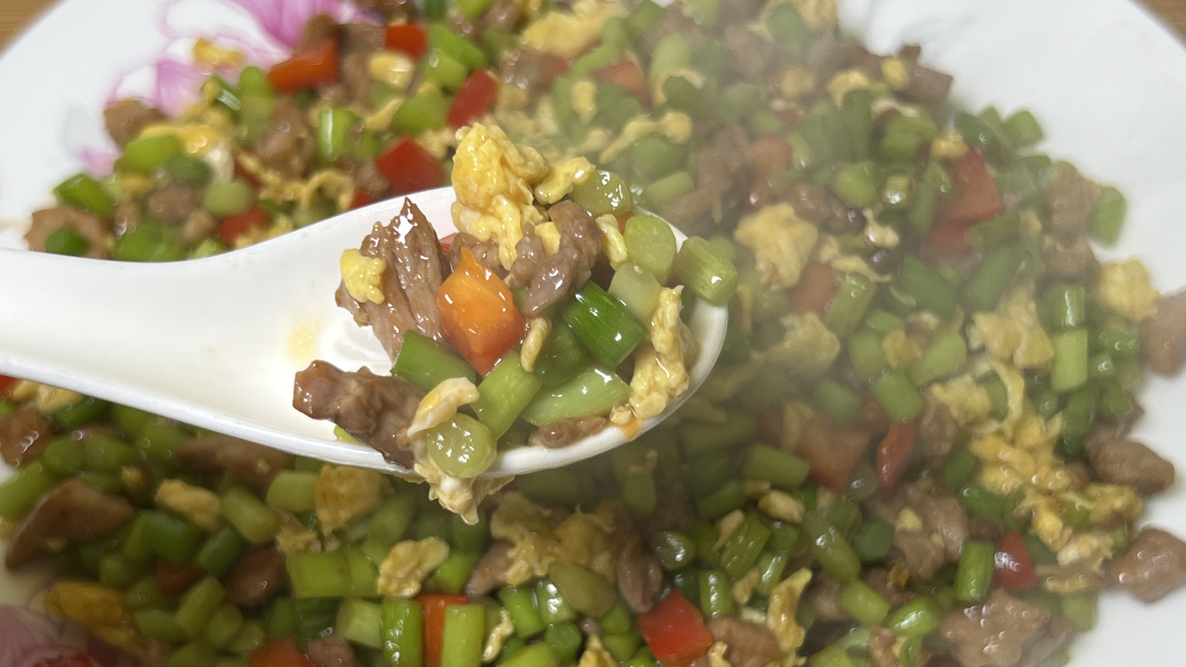 家常版千刀肉这样做,蒜薹翠绿,肉丁滑嫩,鸡蛋鲜香,好吃超下饭