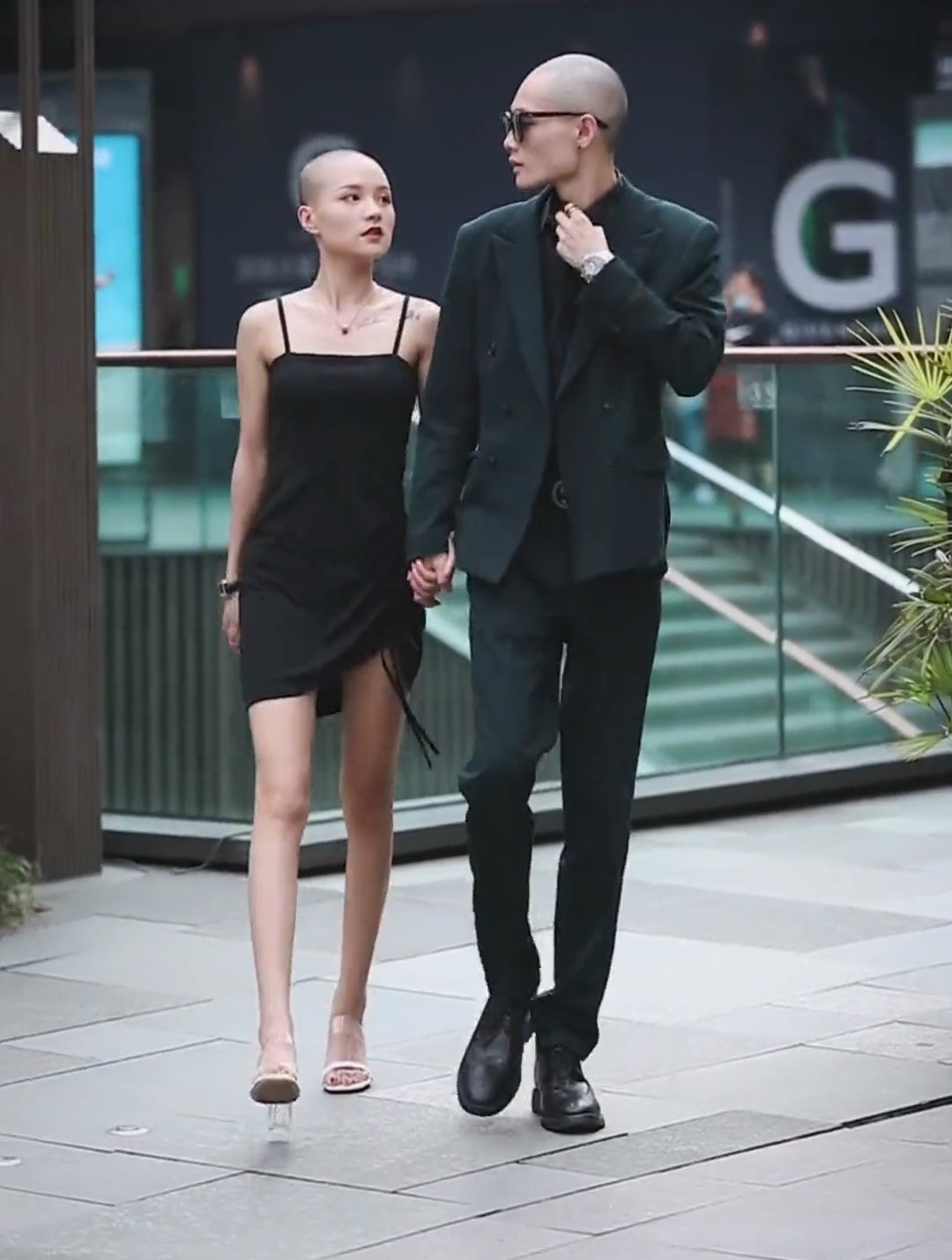 光头夫妻又出山了时尚穿搭霸气出场走路带风街拍