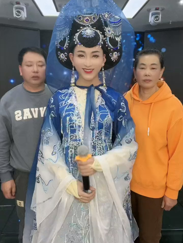 大家好,我是一名男扮女装的反串演员童美人,今年30岁了