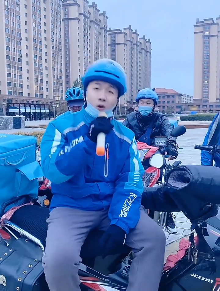 外卖小哥爱唱歌《孤城》演唱:大心-度小视