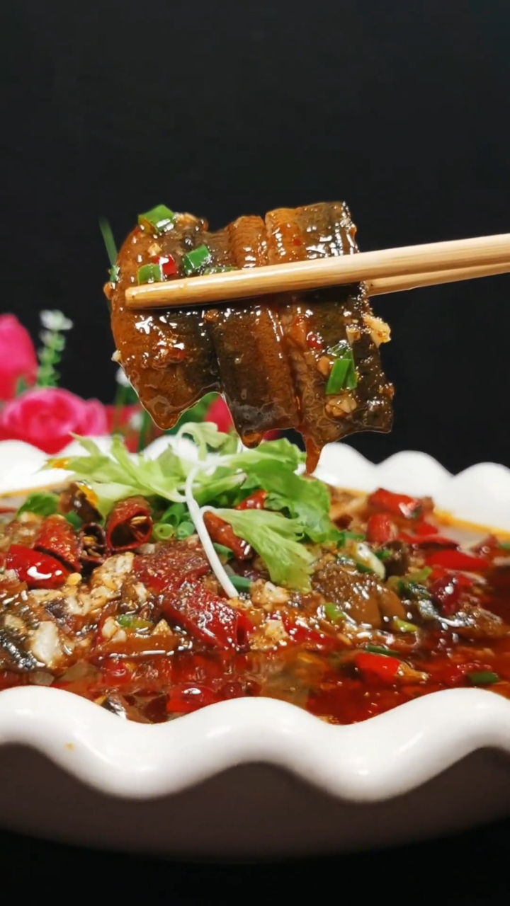 泥鳅和鳝鱼特别的肥美,做一道麻辣鲜香的水煮鳝鱼来解解馋吧-度小视