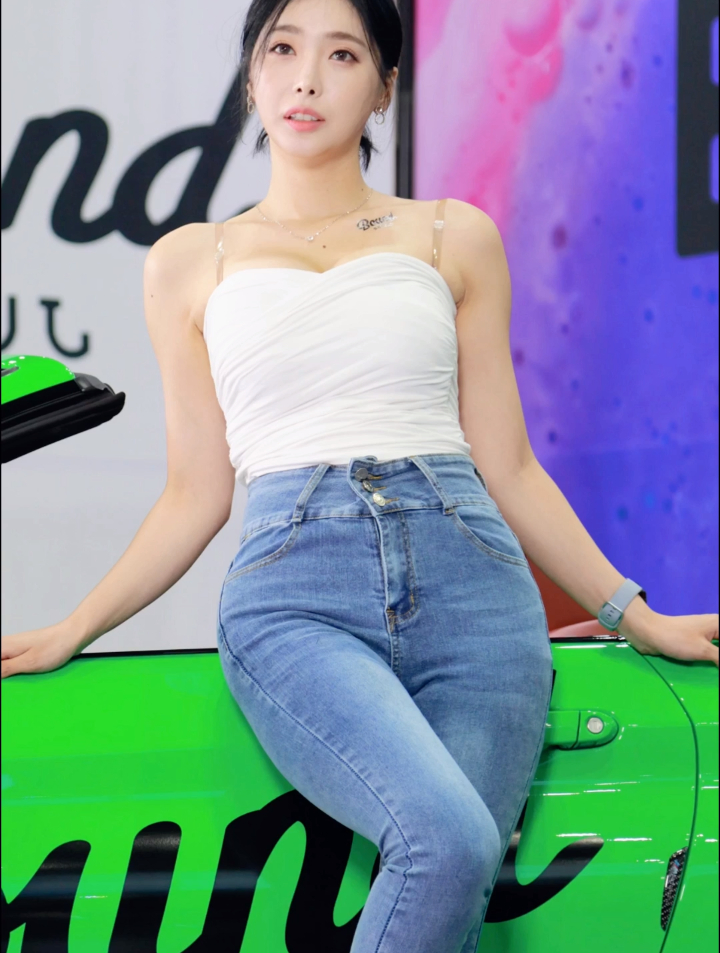 时尚动感韩国车模长相好看身材好魅力十足