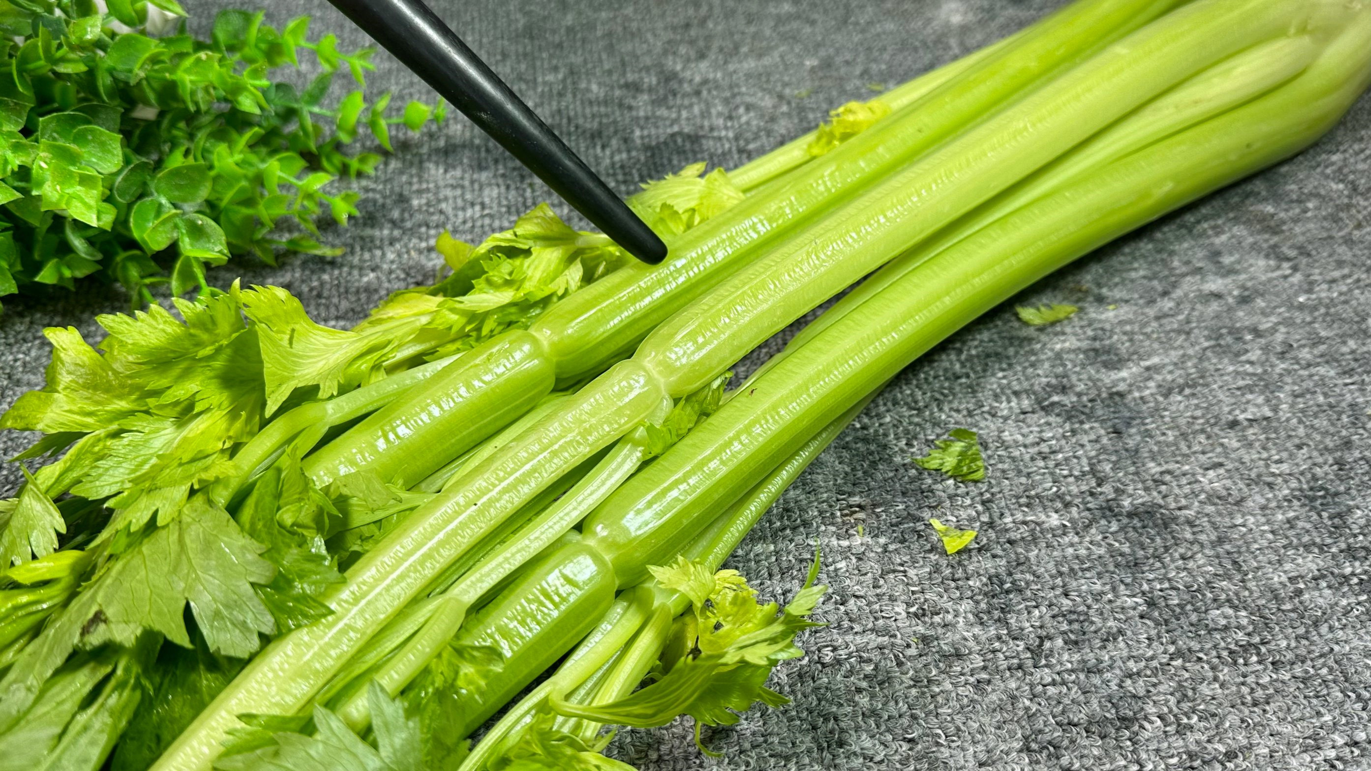 炒芹菜时,直接下锅炒是大错!教你正确做法,脆嫩入味好吃又下饭