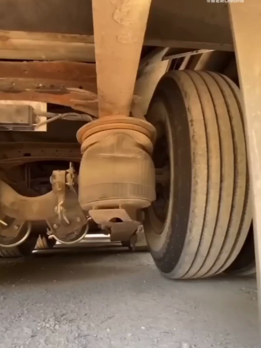 看看重载货车的超级空气悬挂,用十几年没问题吧