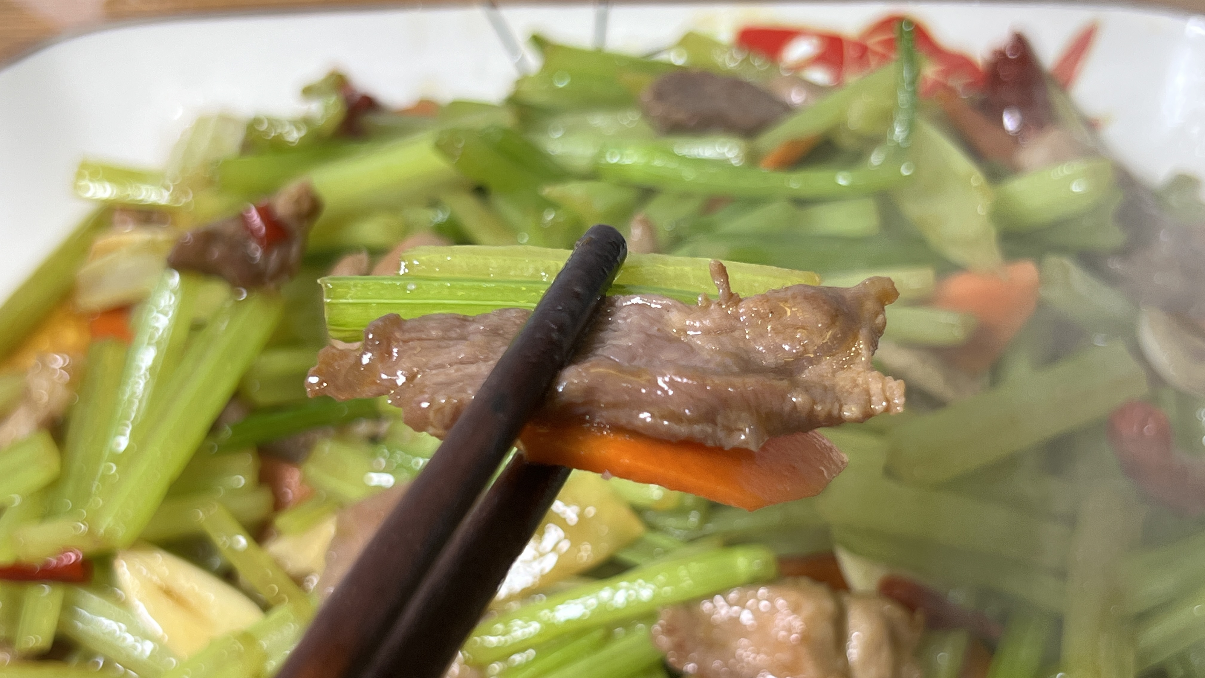 芹菜炒肉这样做,芹菜翠绿不变色,肉丝嫩而不柴,清爽开胃又下饭