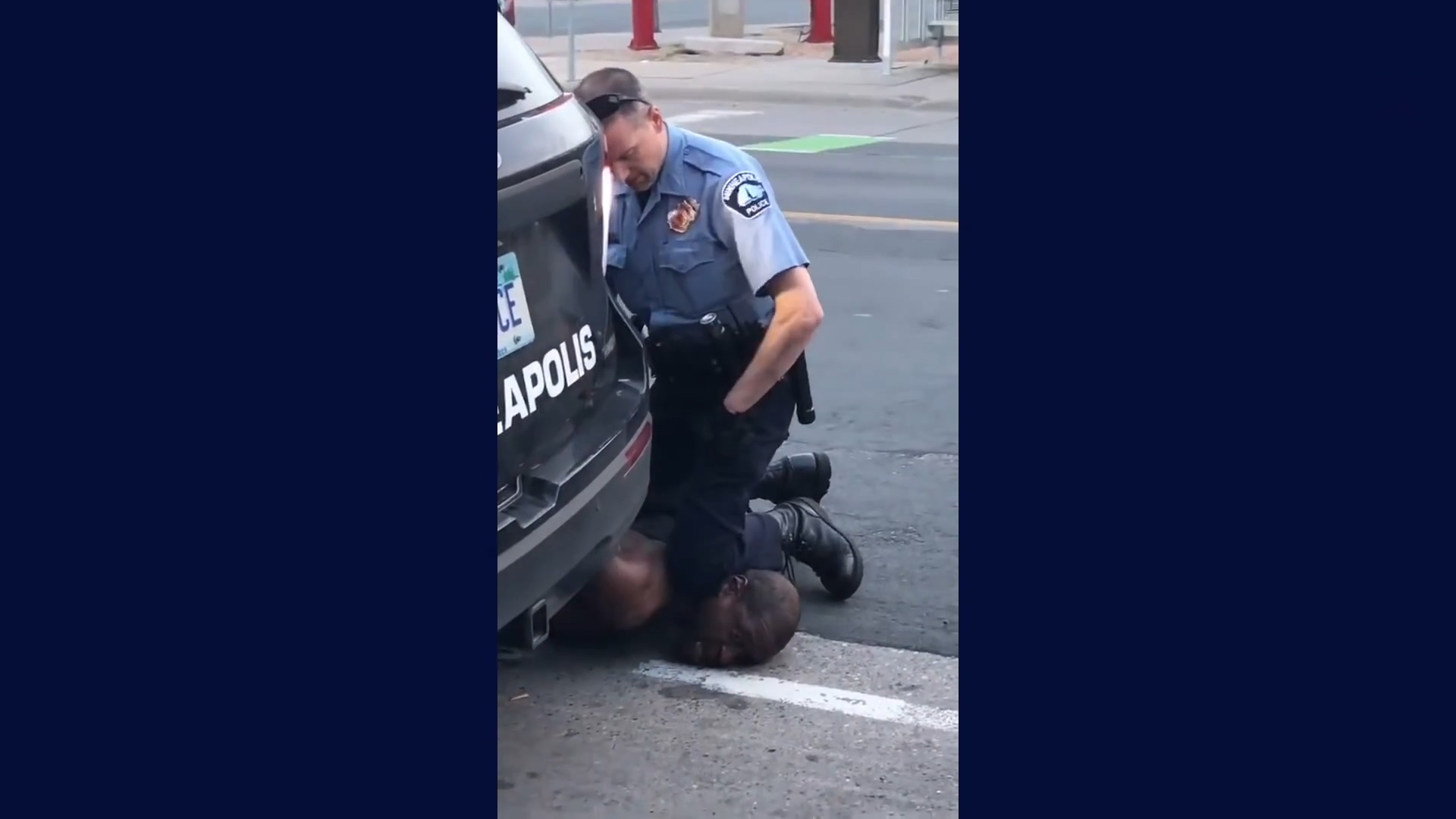 美国白人警察打死黑人事件升级,白人警官将膝盖跪压黑人完整视频