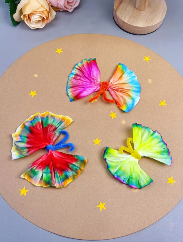 用纸巾和水彩笔,喷点水,就能做出好看的晕染蝴蝶,好看又好玩-度小视