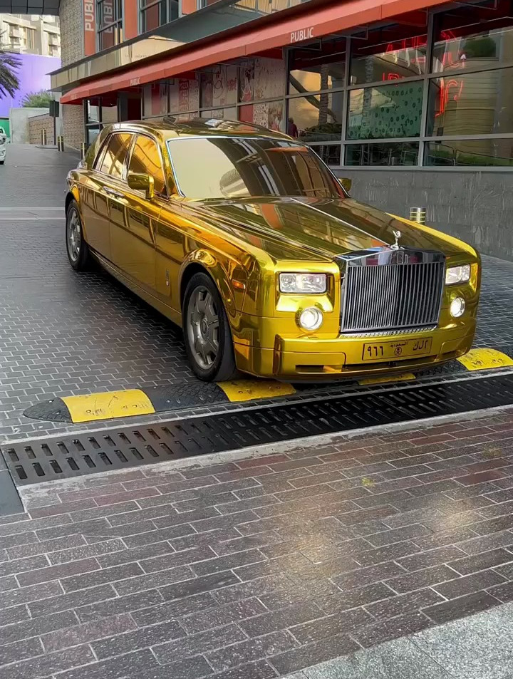 都说迪拜遍地是豪车今天它来了黄金版劳斯莱斯-度小视
