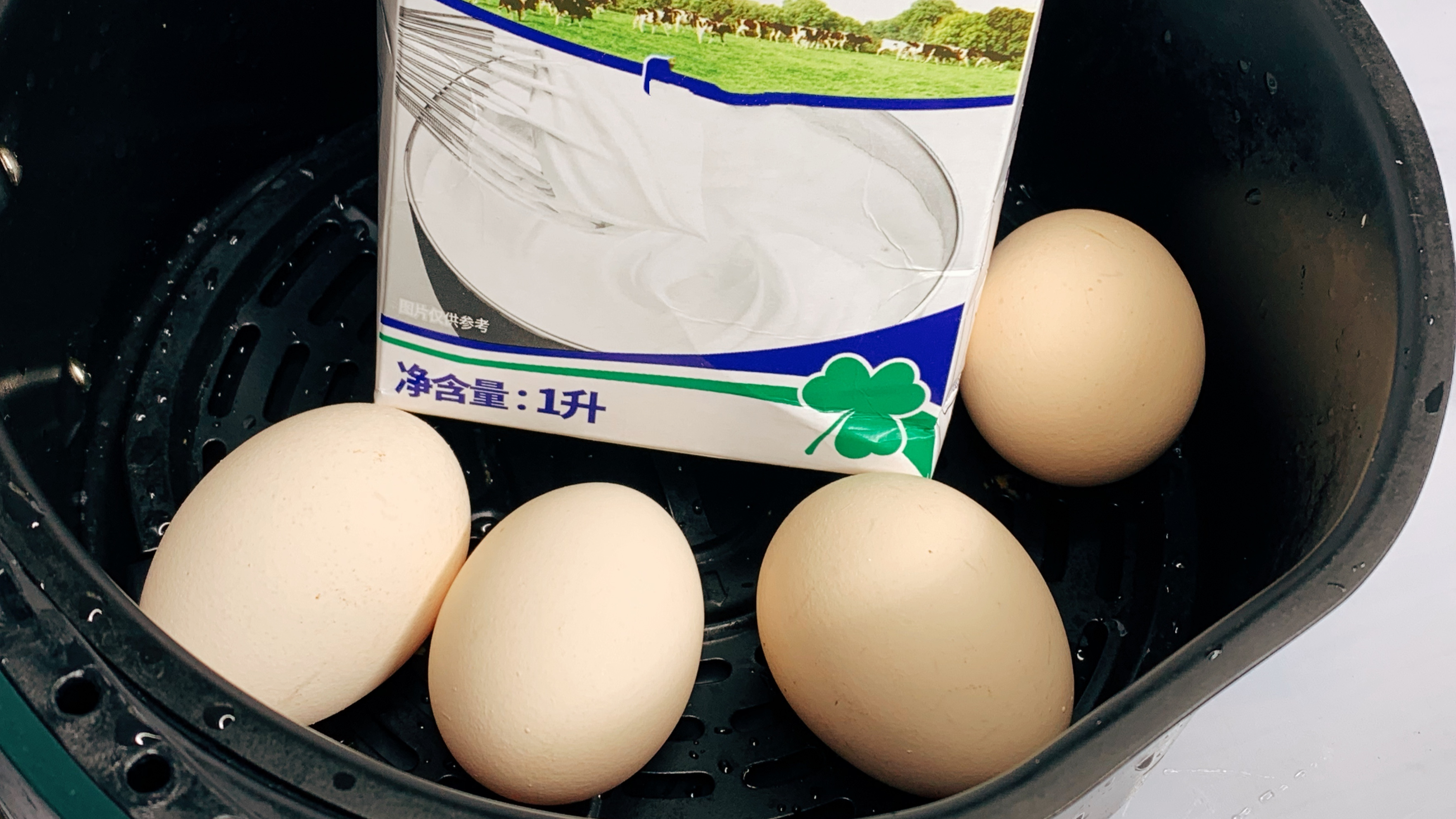 把鸡蛋和奶油一起扔空气炸锅,出锅后被惊艳到了,比酸奶蛋糕好吃