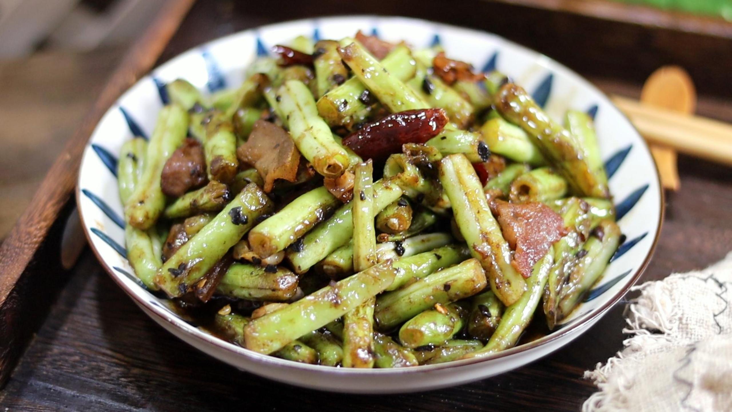 炒豆角时,记住别直接炒,用上这一招,解馋下饭,香软入味