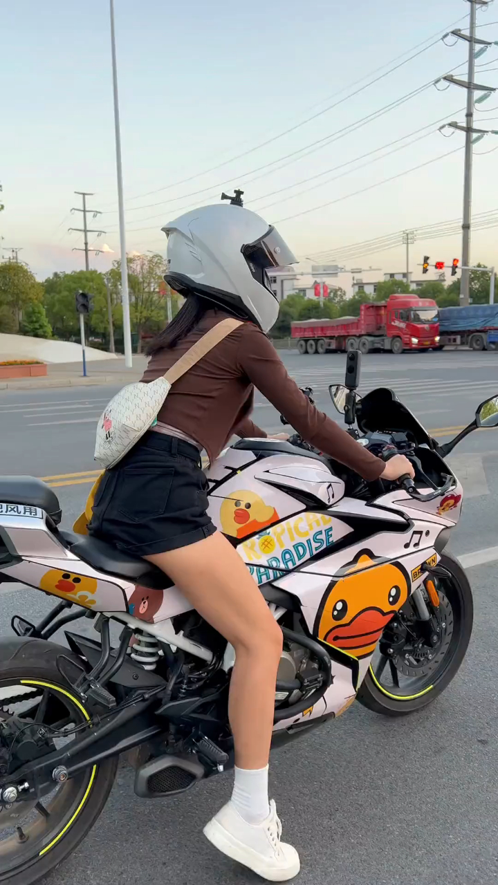 年轻人谈什么恋爱,弹离合!