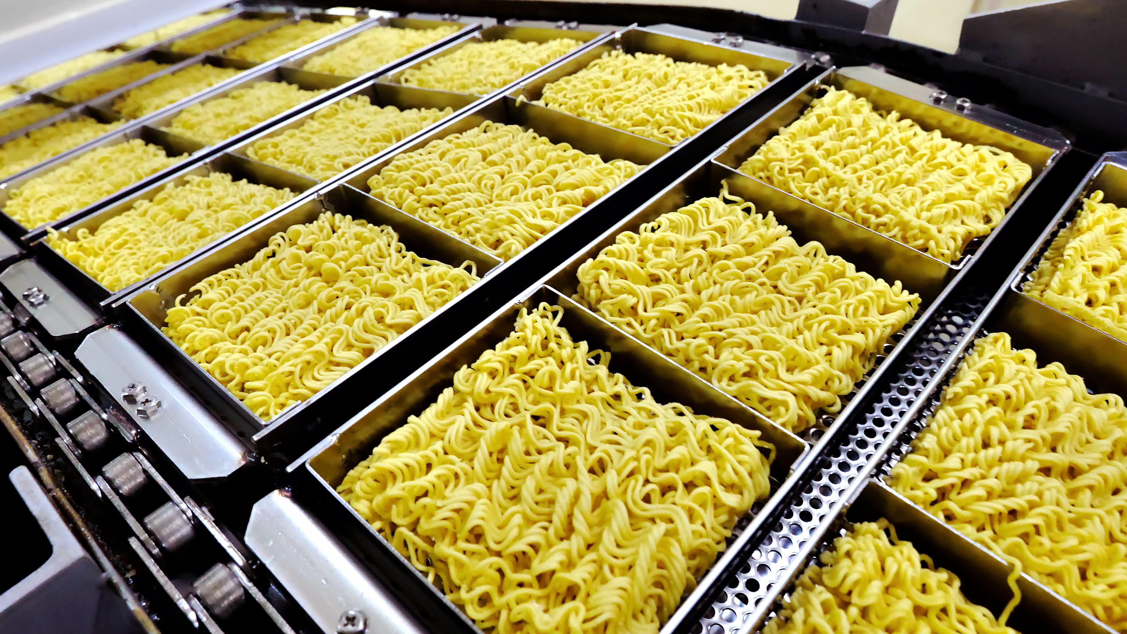 食品工厂实拍:泡面真的卫生吗?带你揭秘泡面制作全过程