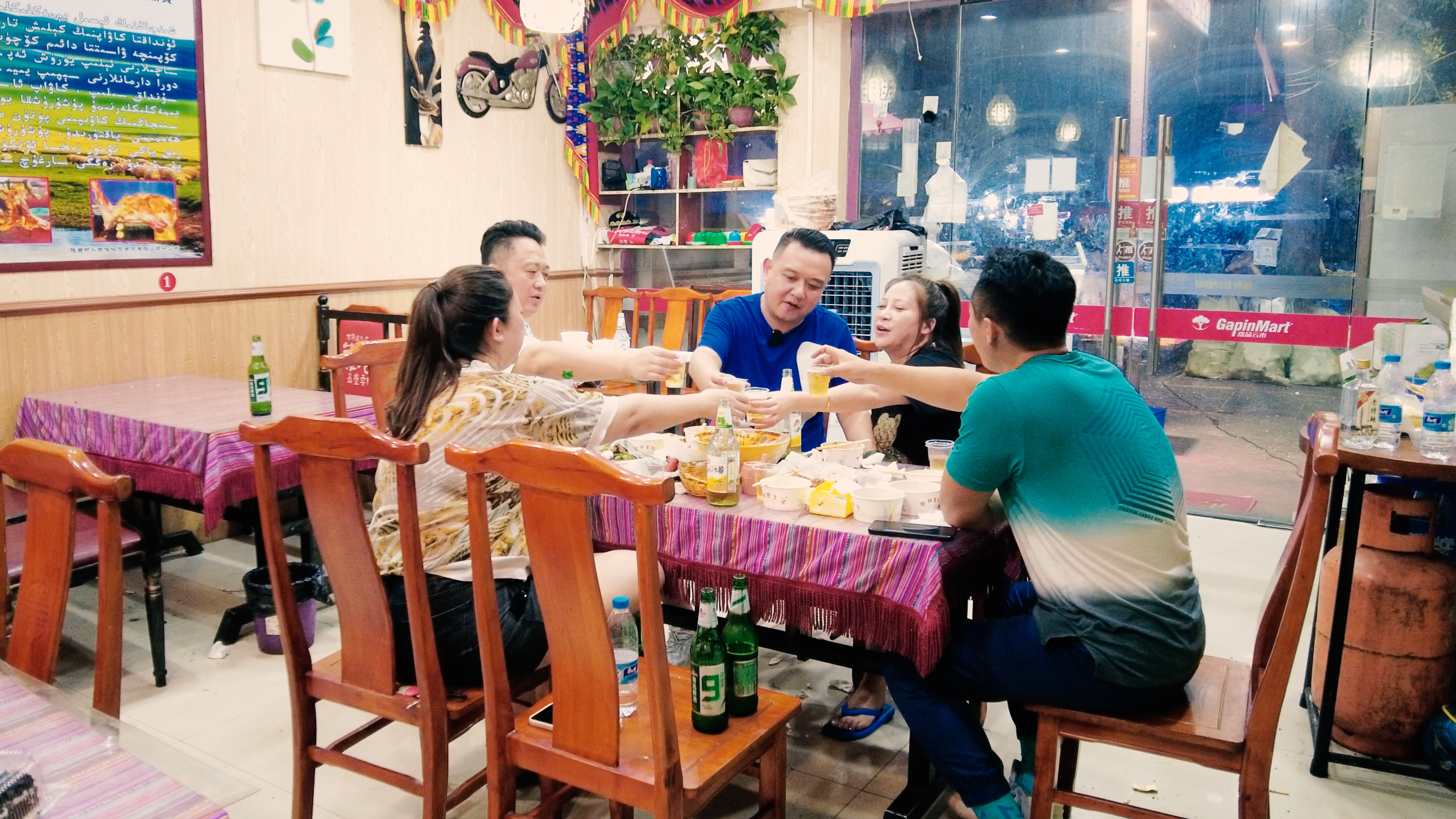 八一节当天,退伍老兵工作到深夜也不忘庆祝,一瓶白酒下烤肉绝了