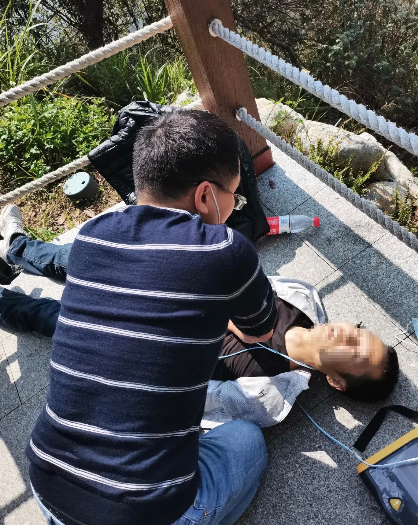 深圳一市民爬山遇小伙昏厥倒地急救知识派上用场幸亏学过