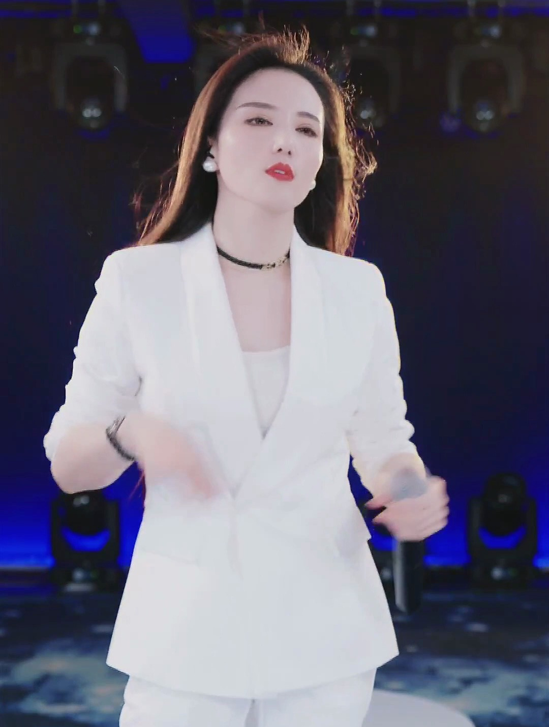 安儿陈一首《曲中人》唱的就是自己,歌词句句入心,催人泪下-度小视