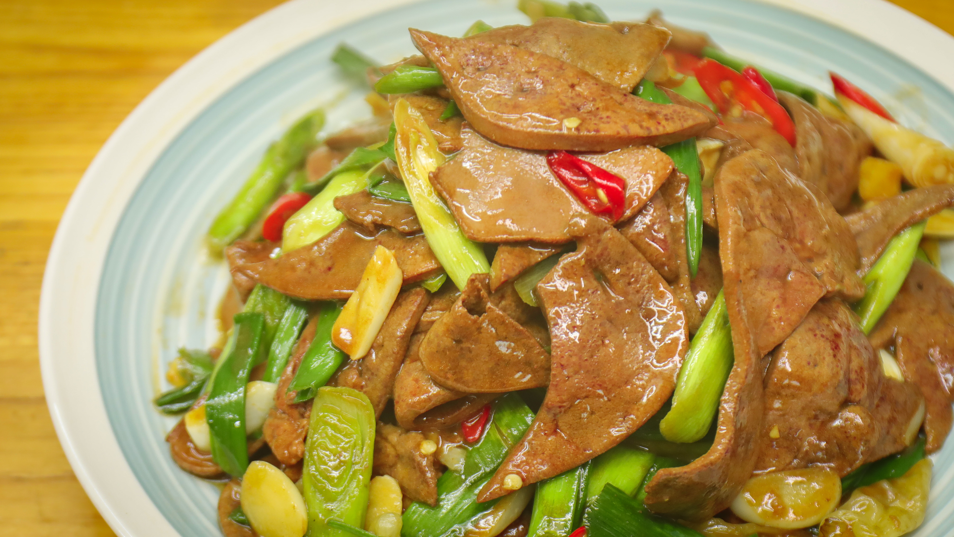 爆炒猪肝想要鲜嫩不老,必须用厨师长的技巧,熟透又没有寄生虫