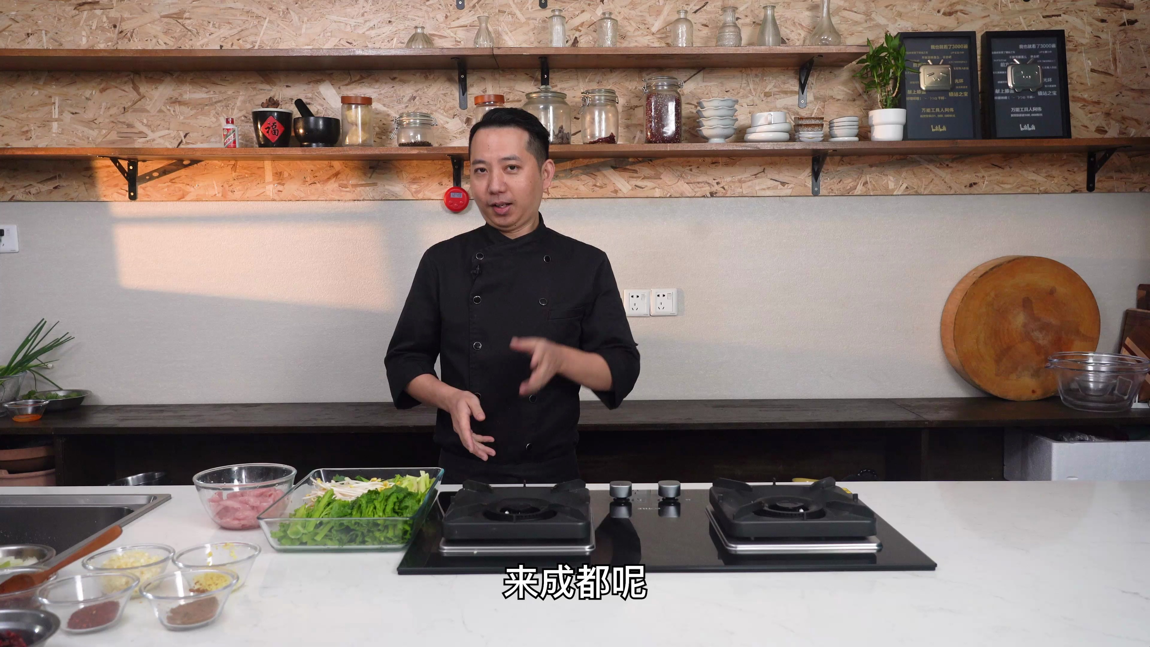 吃时肉嫩菜鲜,汤红油亮,麻辣味浓,最宜下饭,为家常美食之一