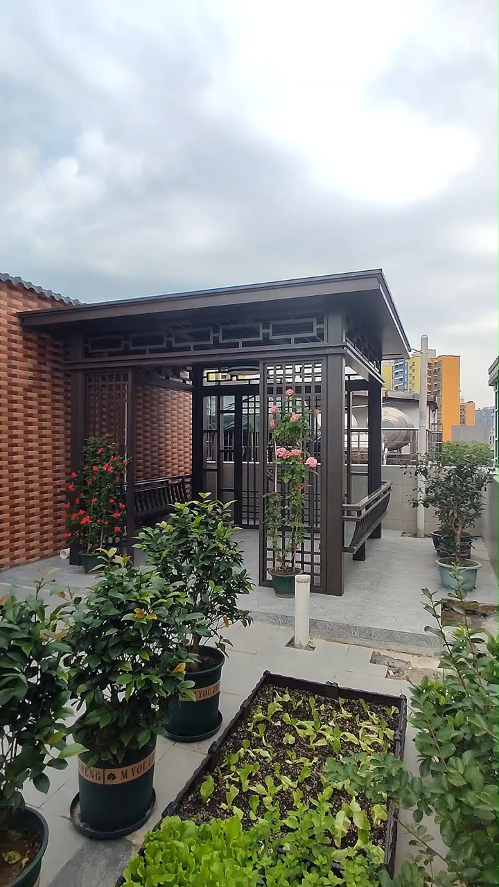 只愿有一方小院凉亭,安守四季阳光,珍惜花开花落,简单过一辈子