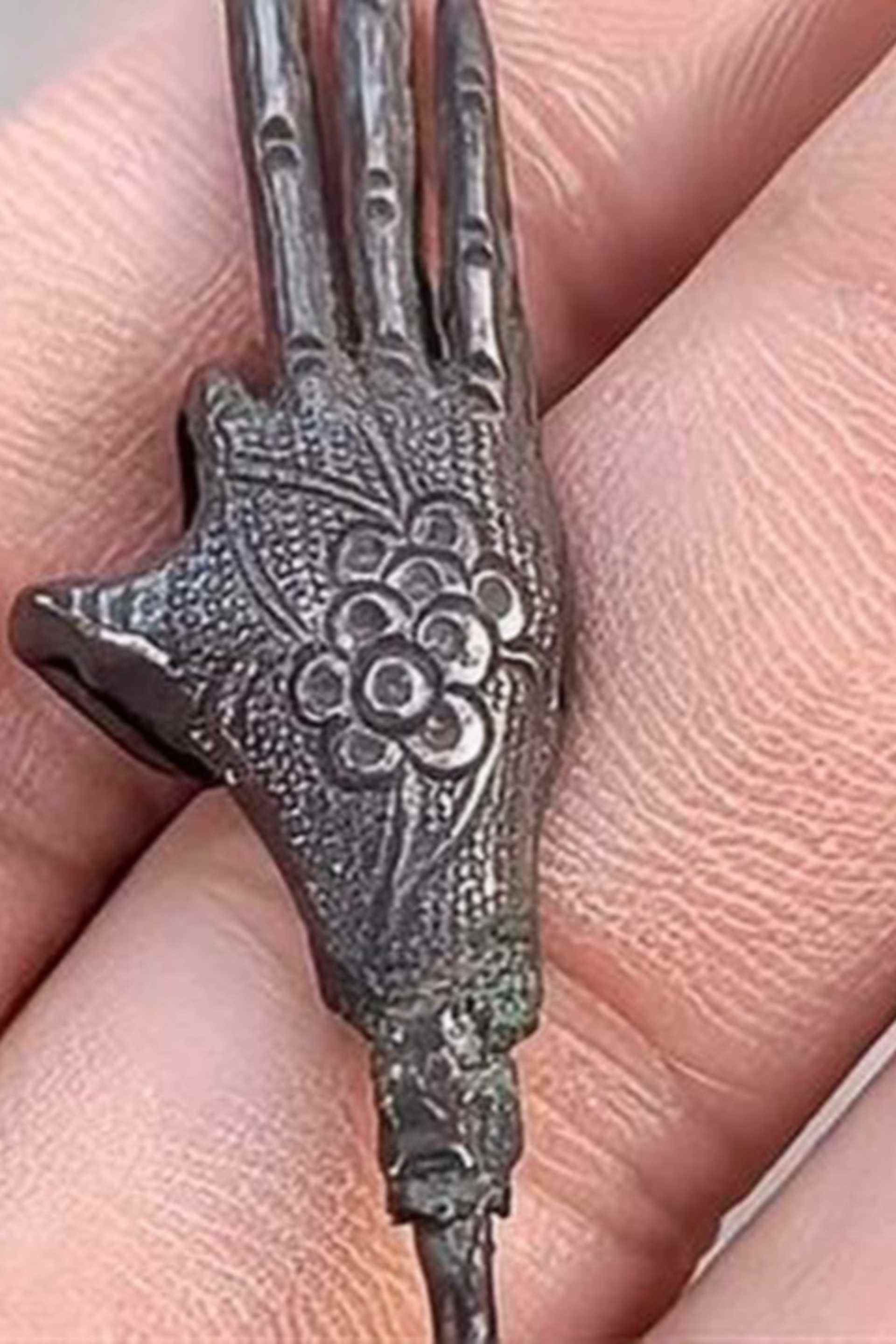 据说这个是古代的刑具看到这三个手指头就明白怎么用的了