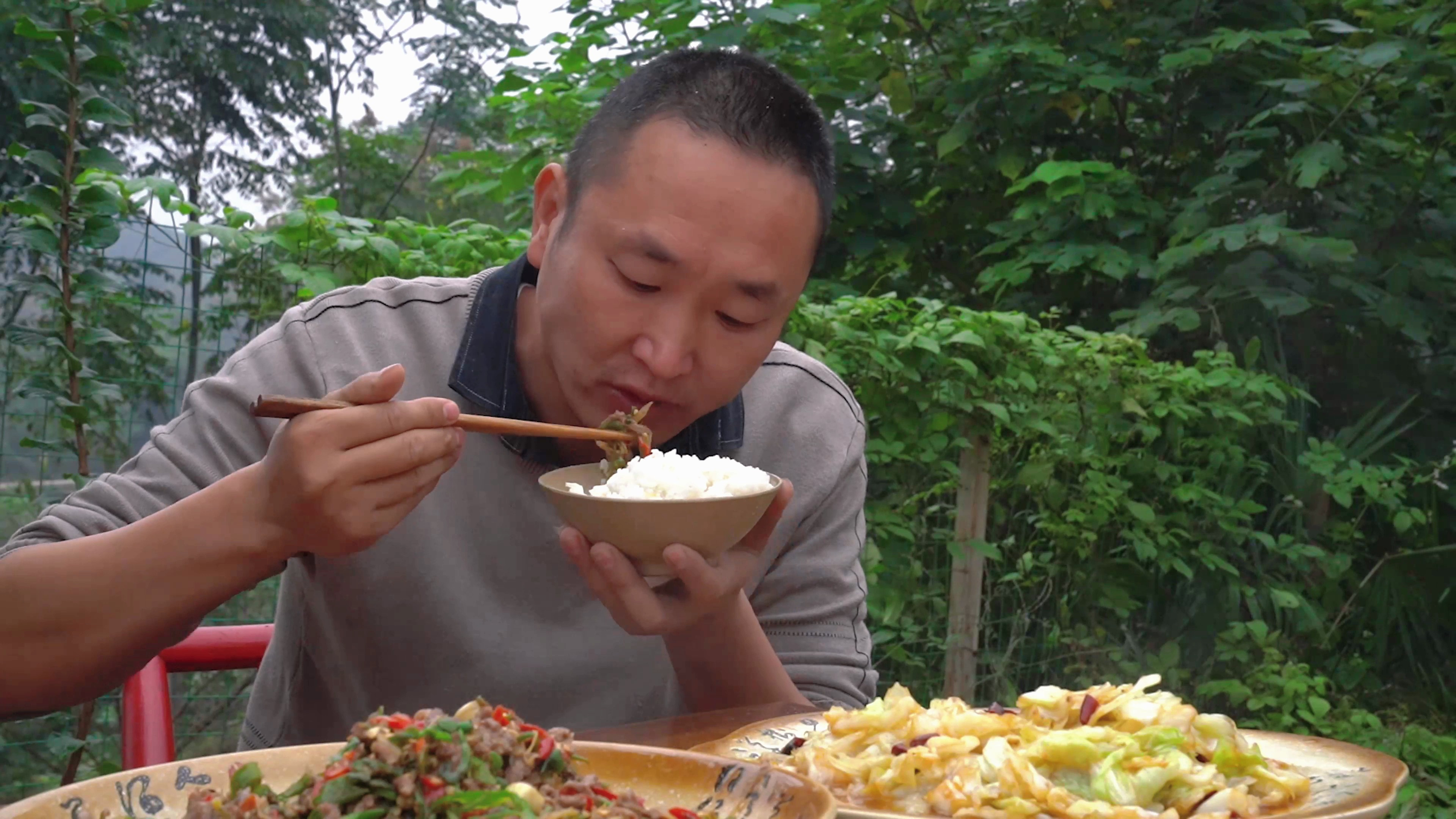 牛肉丝这样爆炒吃才叫爽,辣味十足,大哥都干了两大碗饭