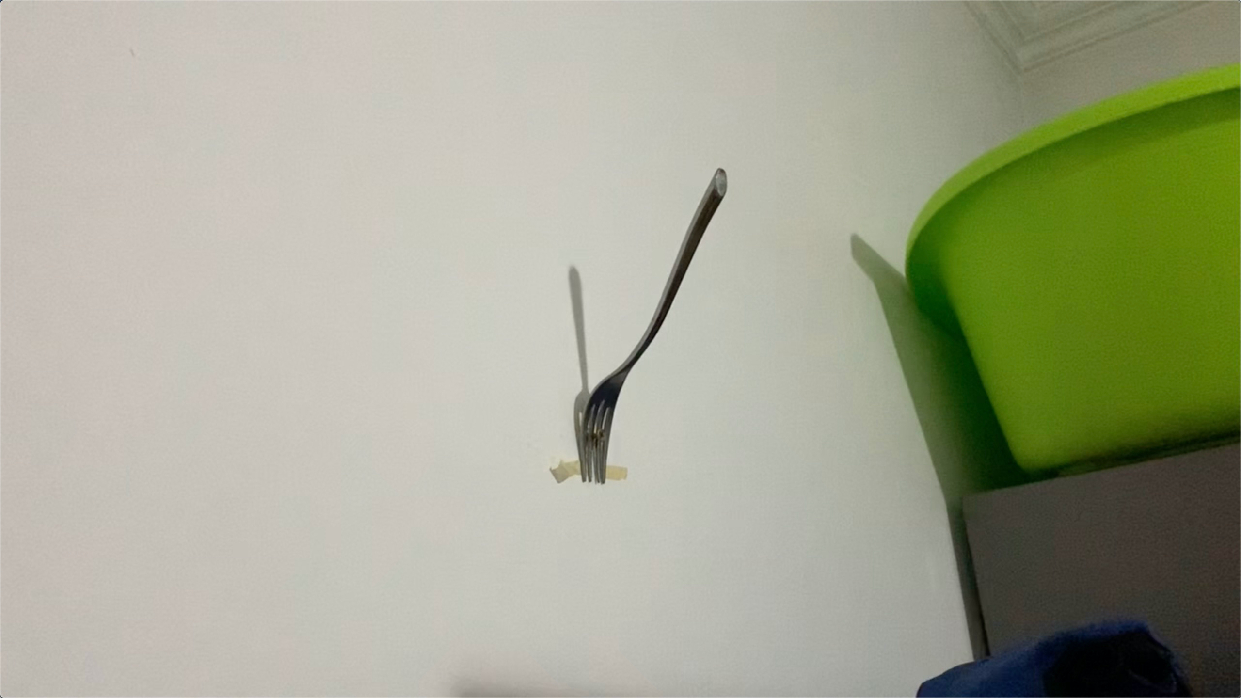 墙上放一把叉子,挂相框更方便?我也来试试