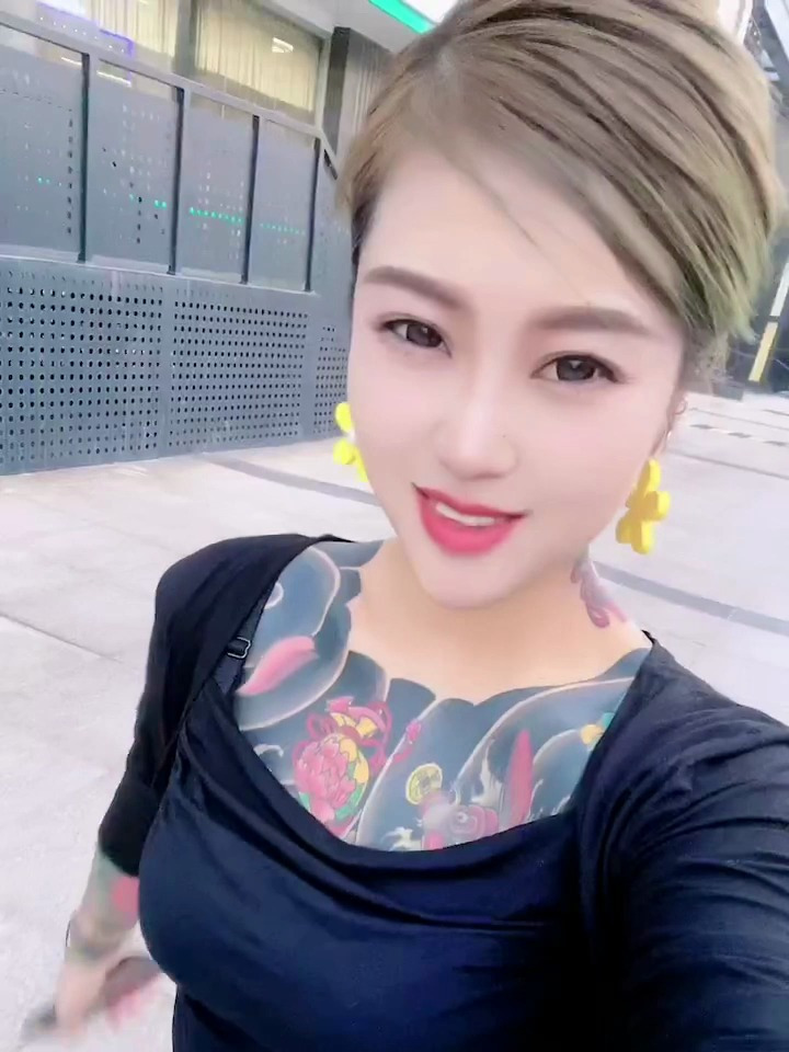 人生短短几十年,没有大不了的事通体小浪妞纹身女孩