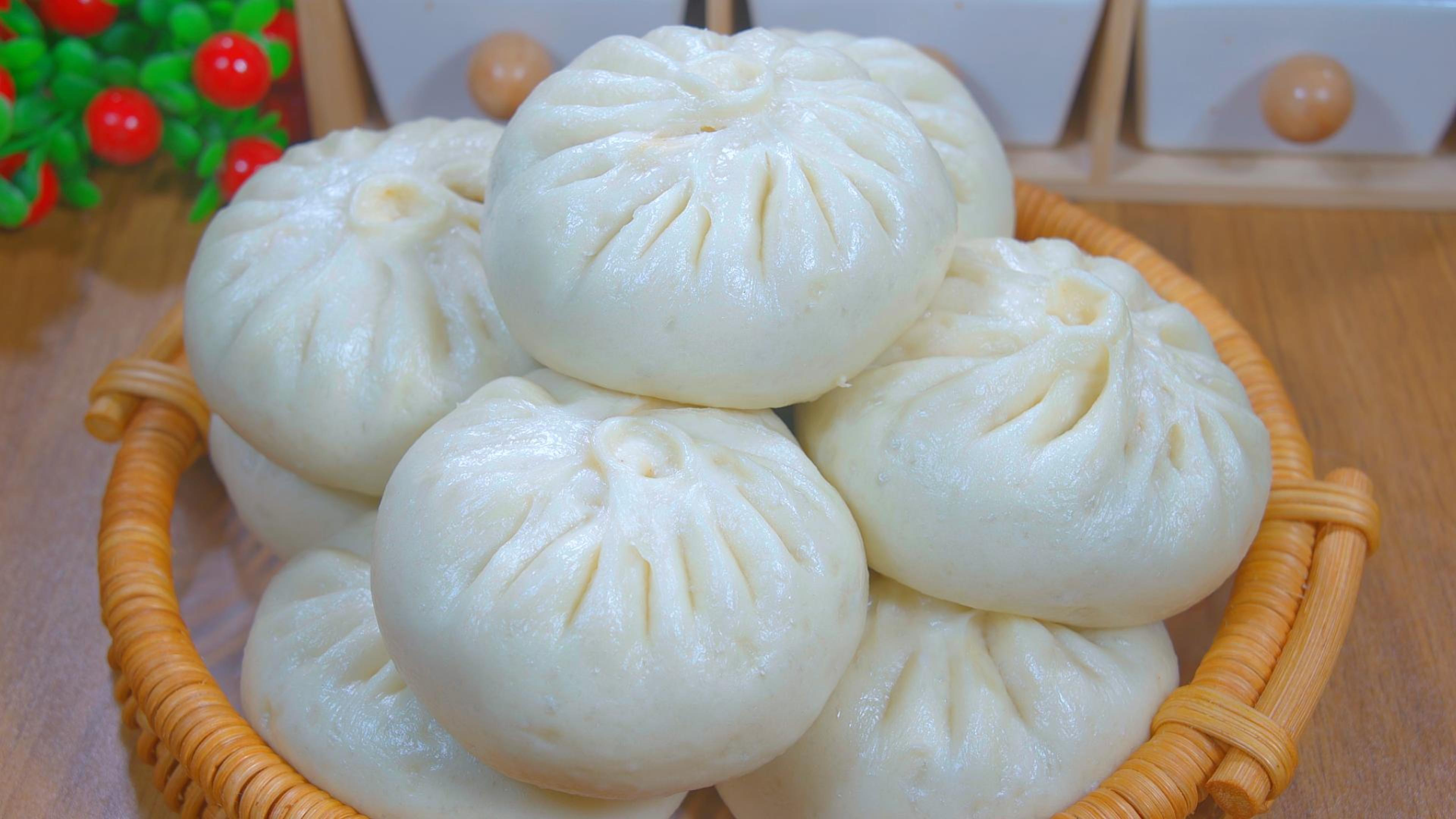 今天蒸一锅白菜粉条包子，蓬松暄软，皮薄馅多，比肉包子还好吃