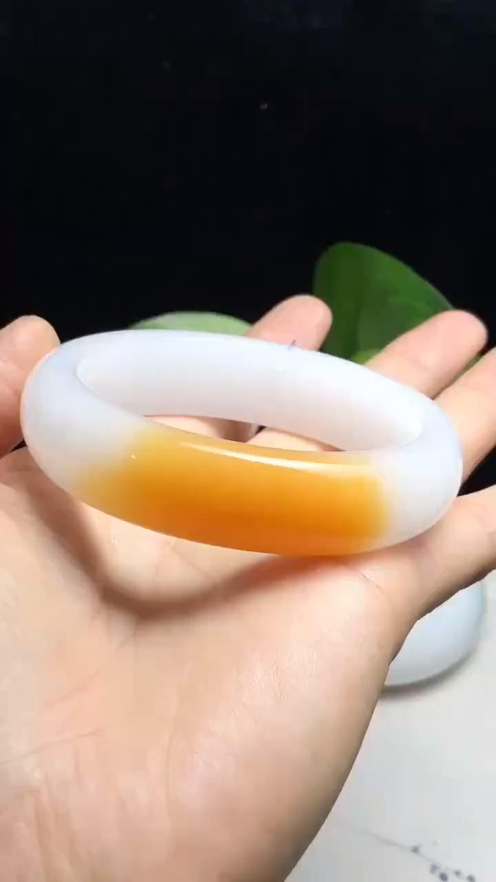 金丝玉白镯子俏糖色超级细润的一款