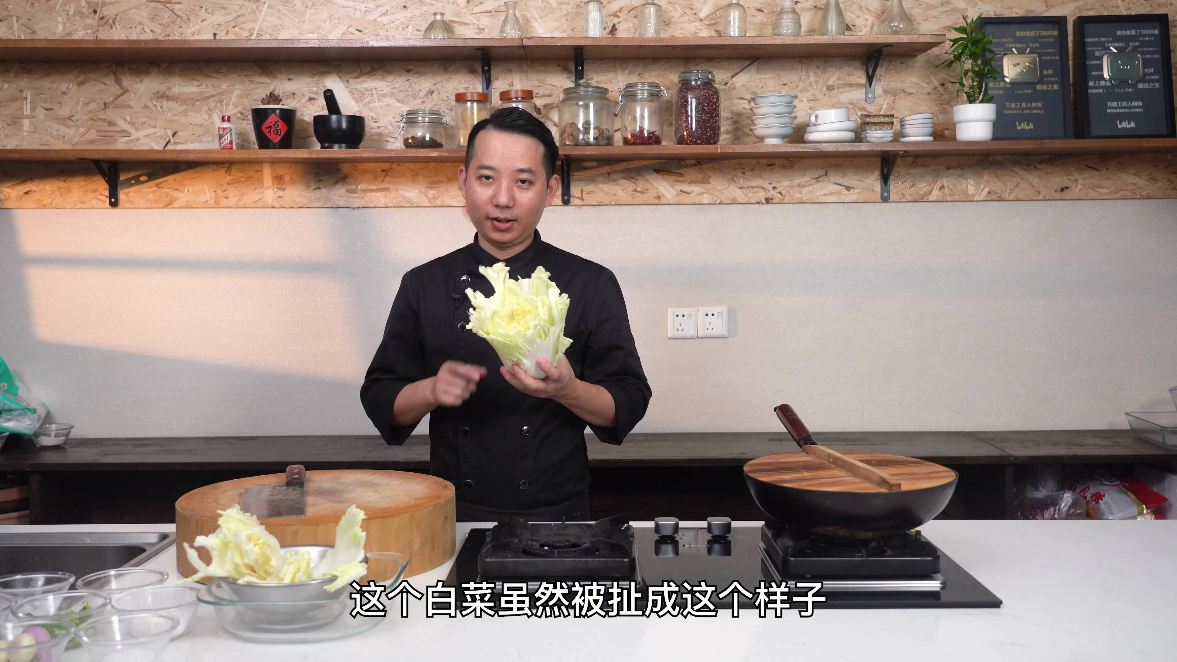 醋熘白菜是一道汉族名菜，属鲁菜系，口感色泽银红，酸甜辣香