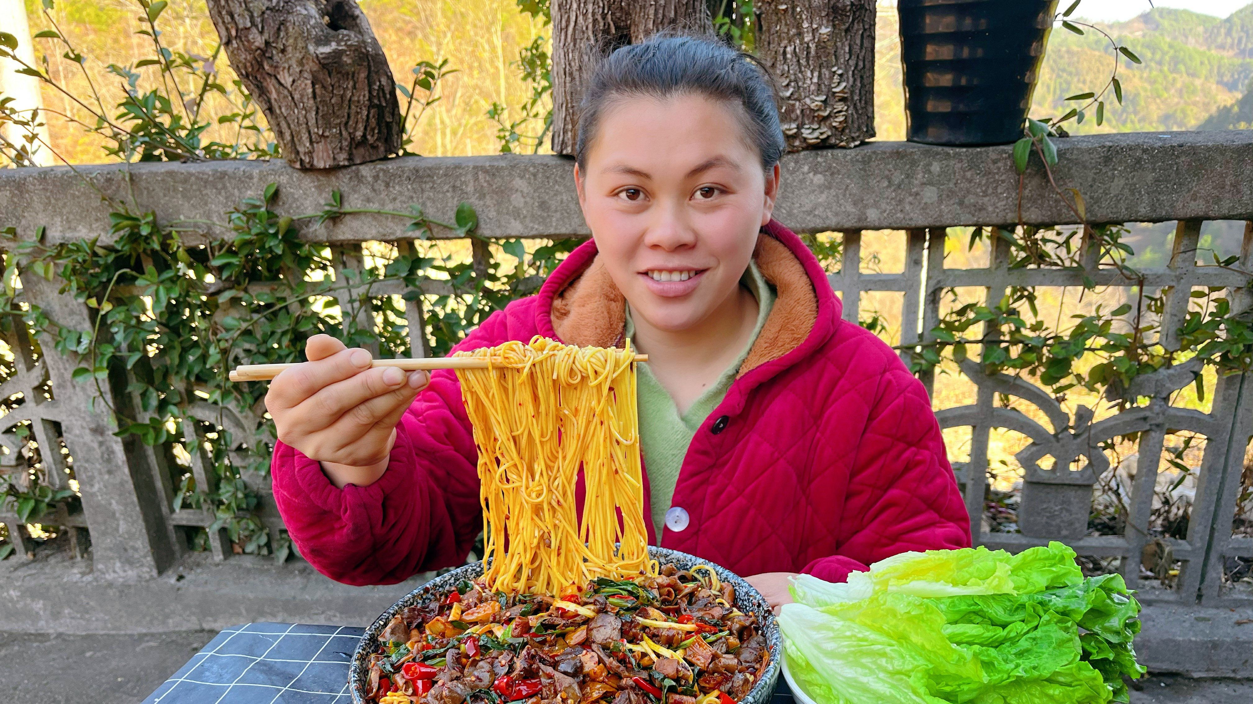 离过年越来越近了,农村也很热闹,今天做碗爆辣鸭杂面简单吃一餐