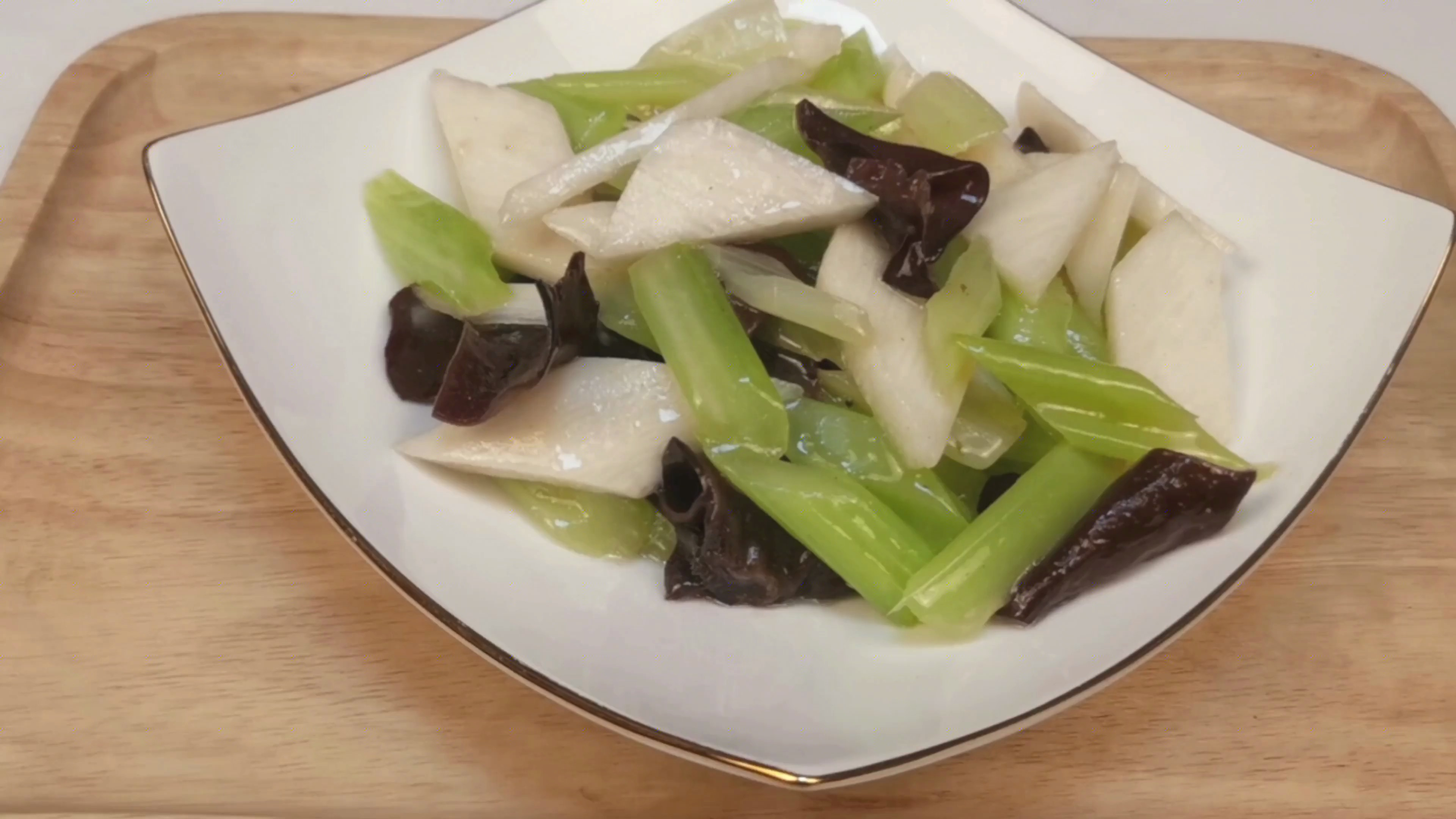 《一日一菜》清脆爽口的西芹炒山药,山药处理好才是关键,看这里