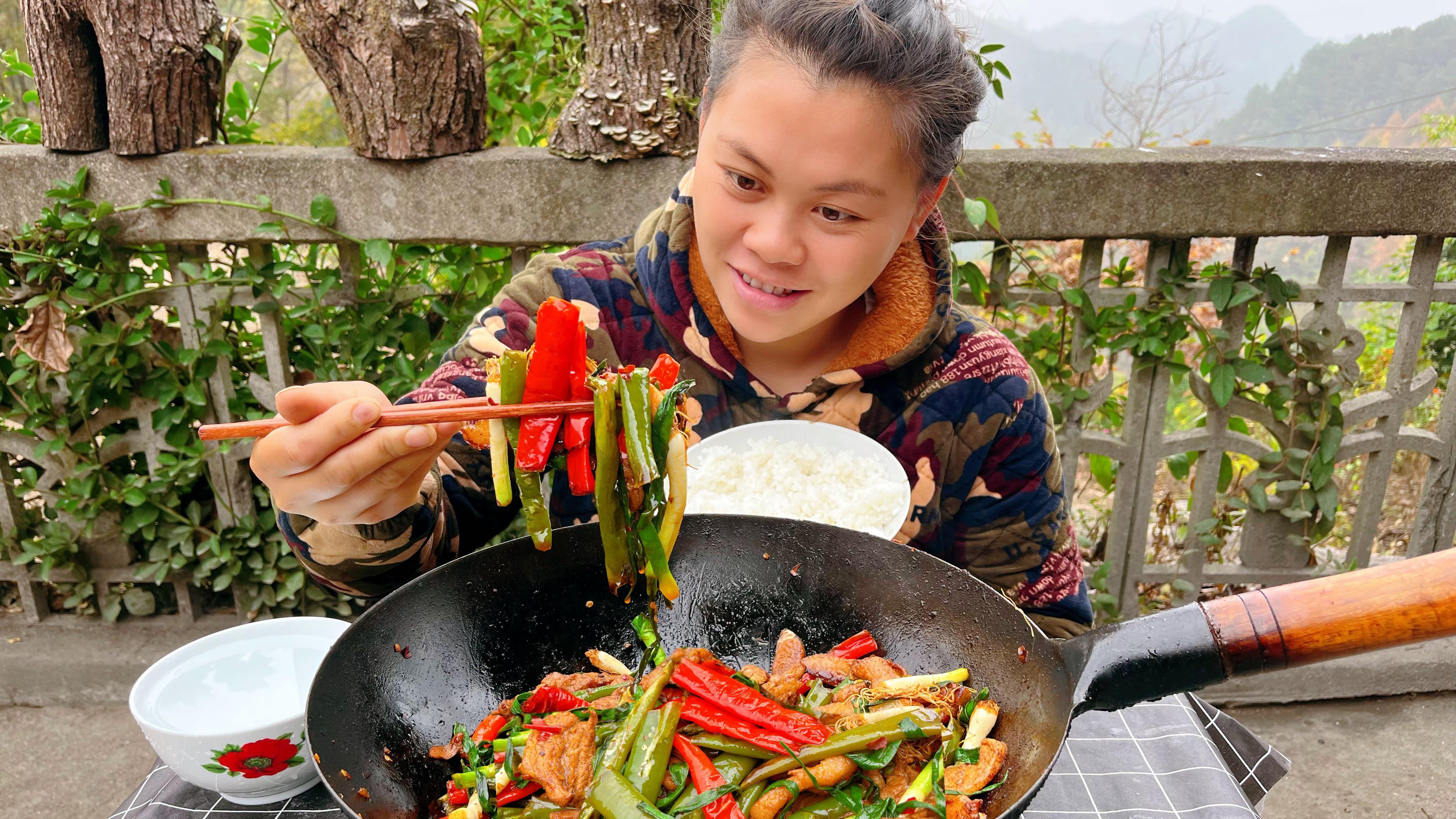 今天扯了很多蒜苗,配上一堆辣椒和肉炒一锅,爆辣下饭一人吃一碗