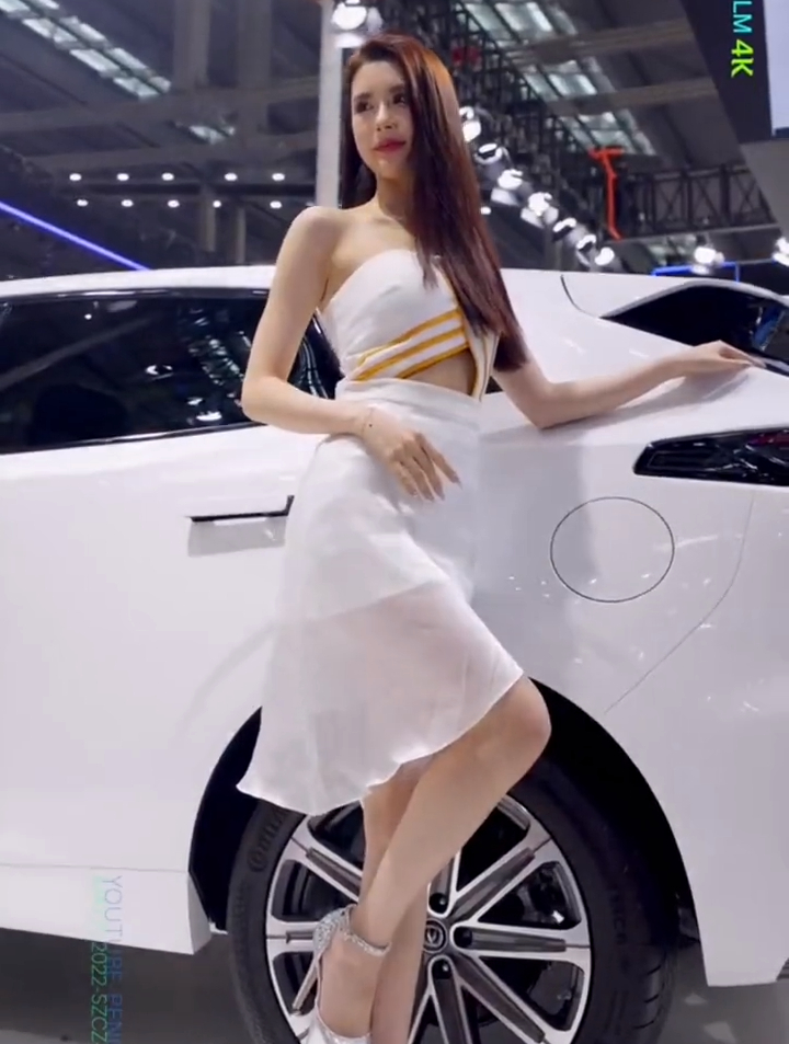 身材火辣的车模小姐姐,这也太漂亮了吧~-度小视