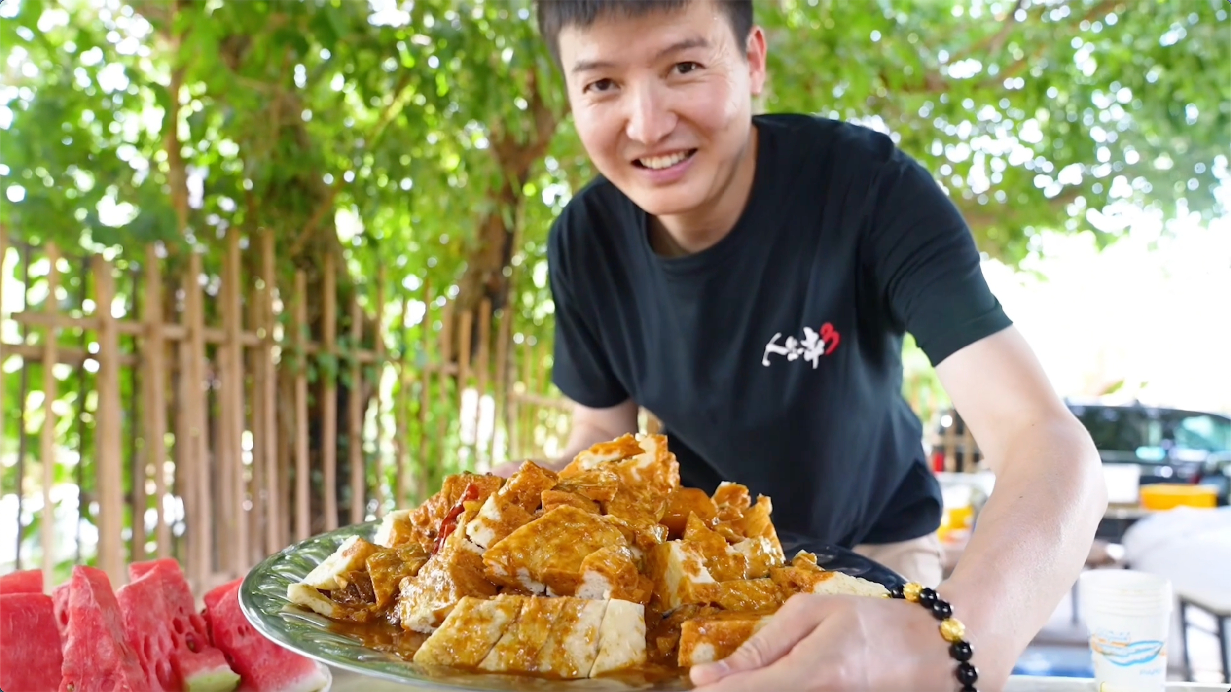 新疆斗鸡焖饼240元/份,鸡肉劲道焖饼吸满汤汁入味,4人吃不完