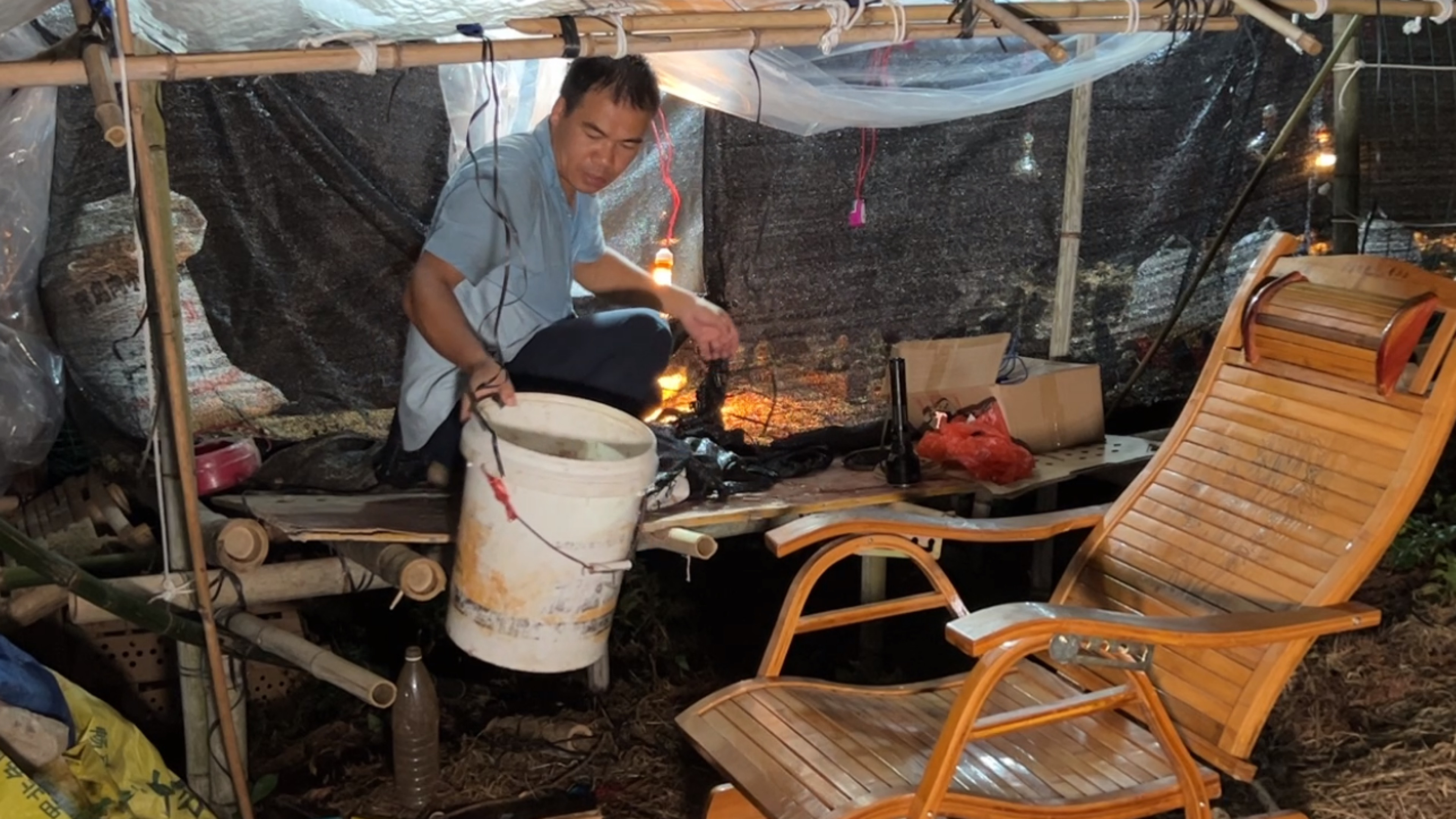 阿金在野外独守鸡场，为照顾鸡苗衣服湿透，小翠都不上来看一眼