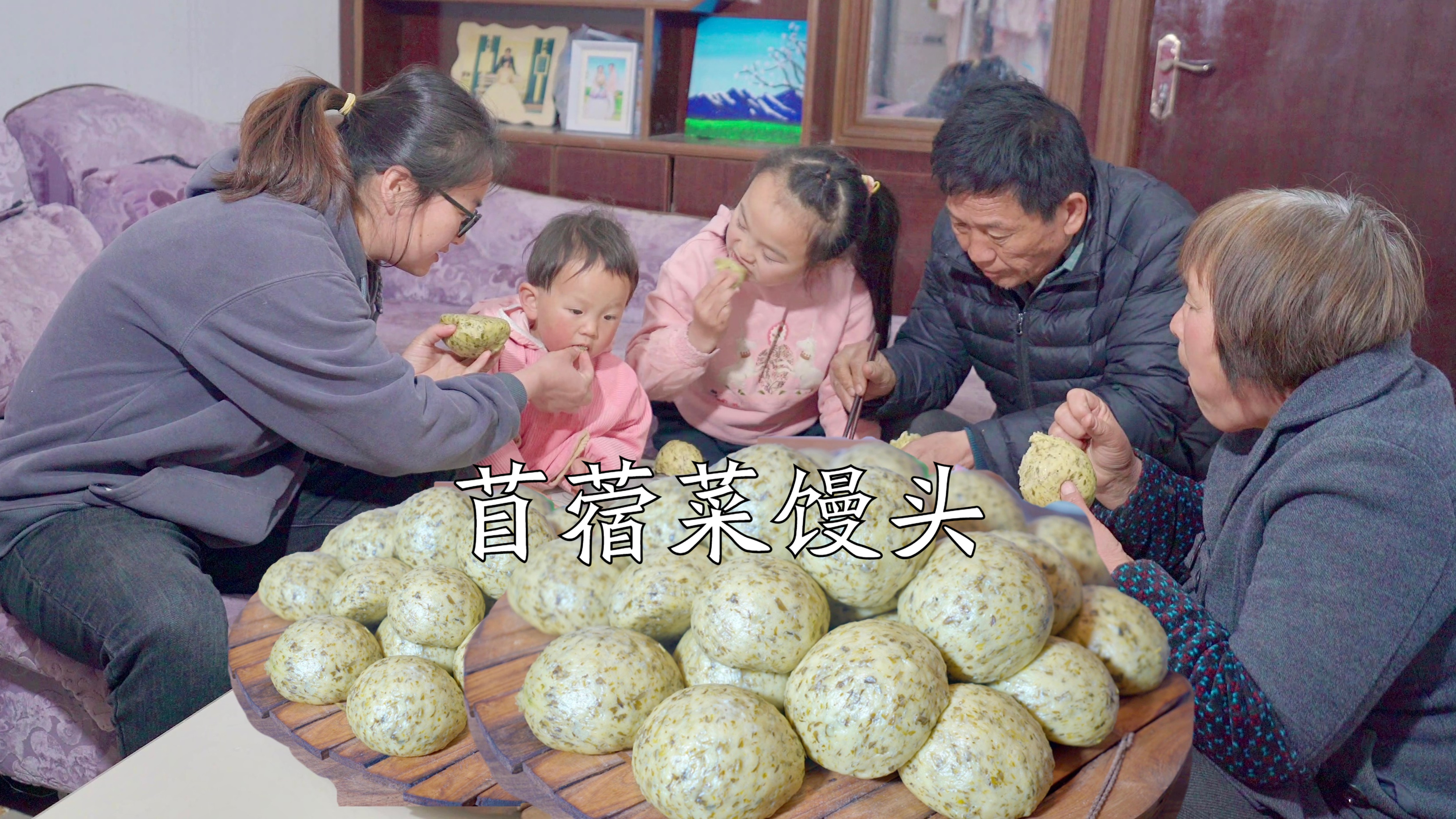 挖一些苜蓿菜,蒸几笼苜蓿菜馒头,蘸辣子蒜水水香的很!