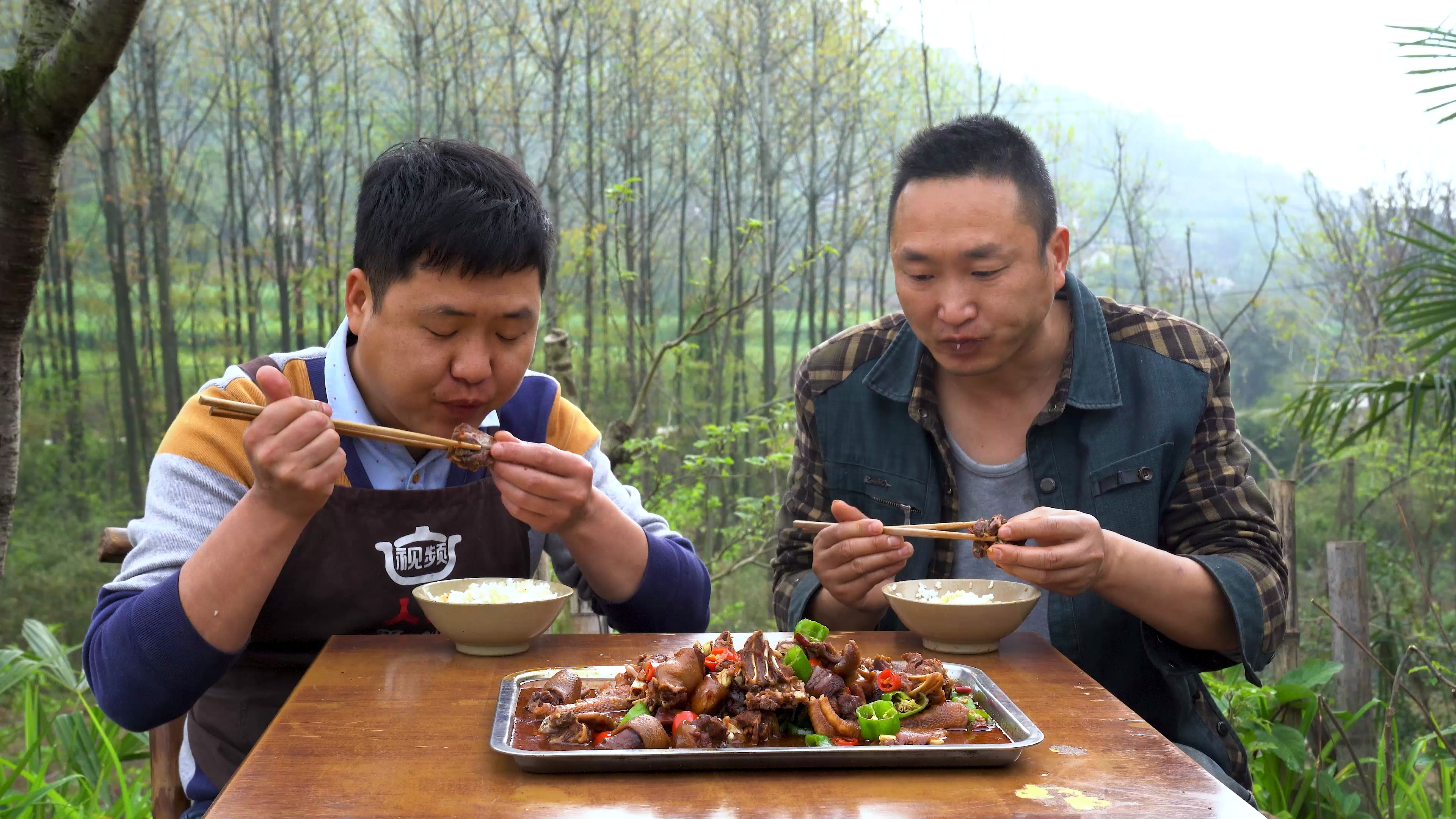 吃一只战败的斗鸡,肉质紧实,味道果然不错