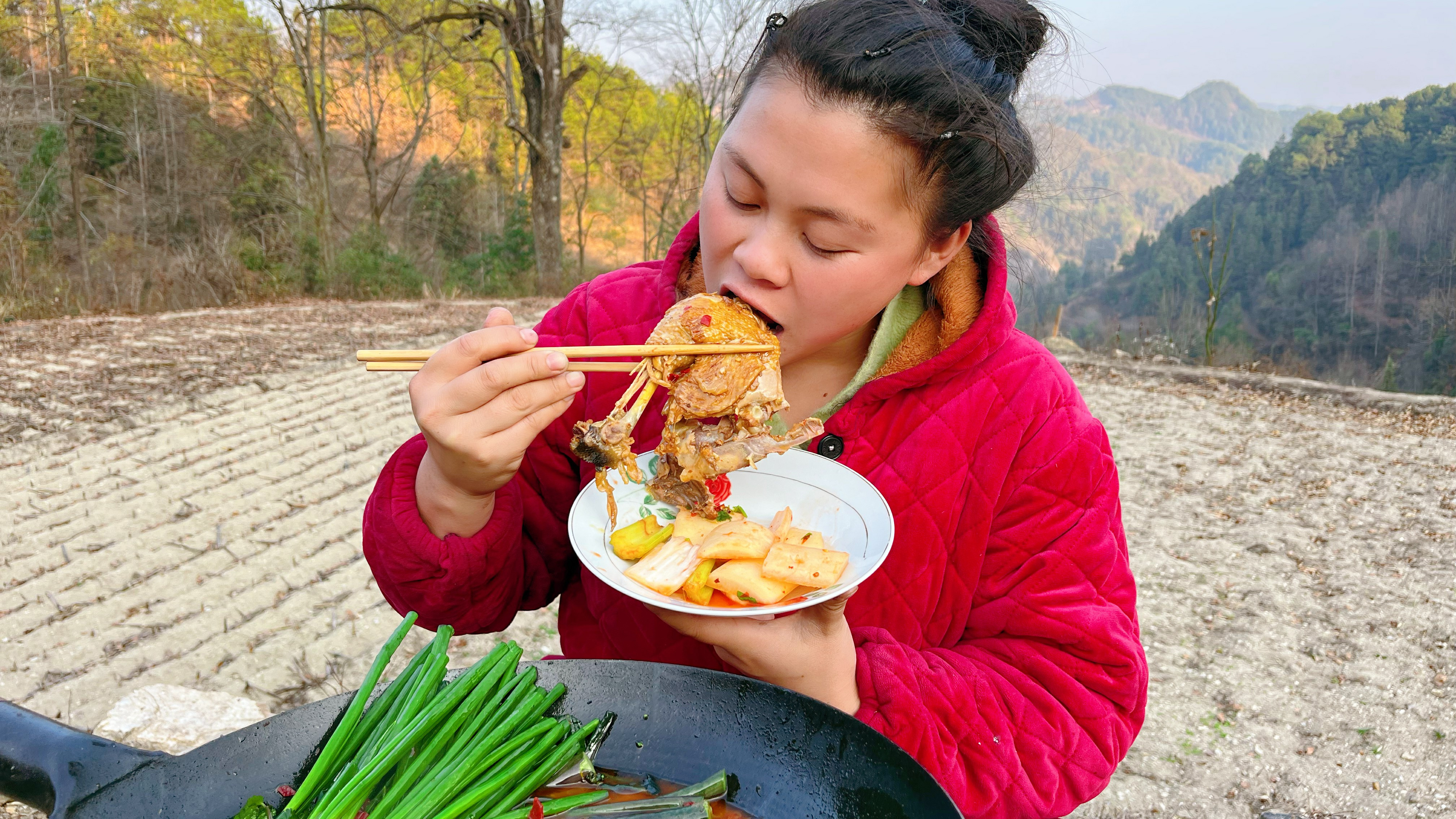 今天做了一锅香辣鸡,配上酸萝卜和大葱,一人一锅把鸡肉吃到饱