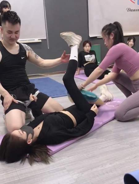 美女学舞蹈太不容易了,第一天就被老师强制压腿了,网友:真疼!