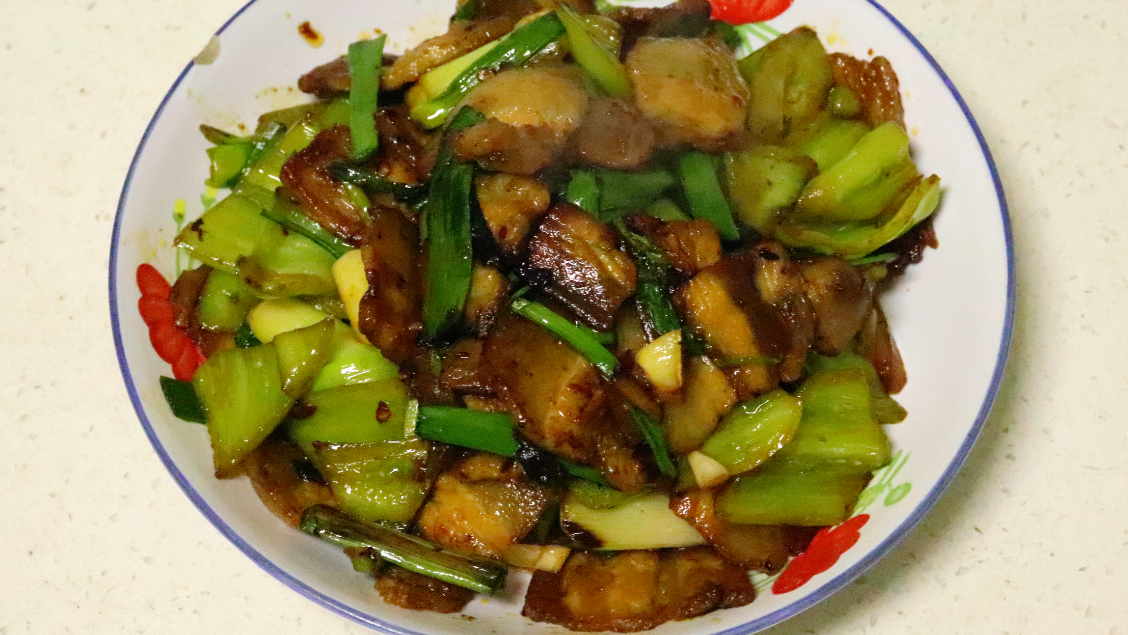 回锅肉除了搭配蒜苗炒,大家还可以试试土豆片和蒜苔,味道都不错