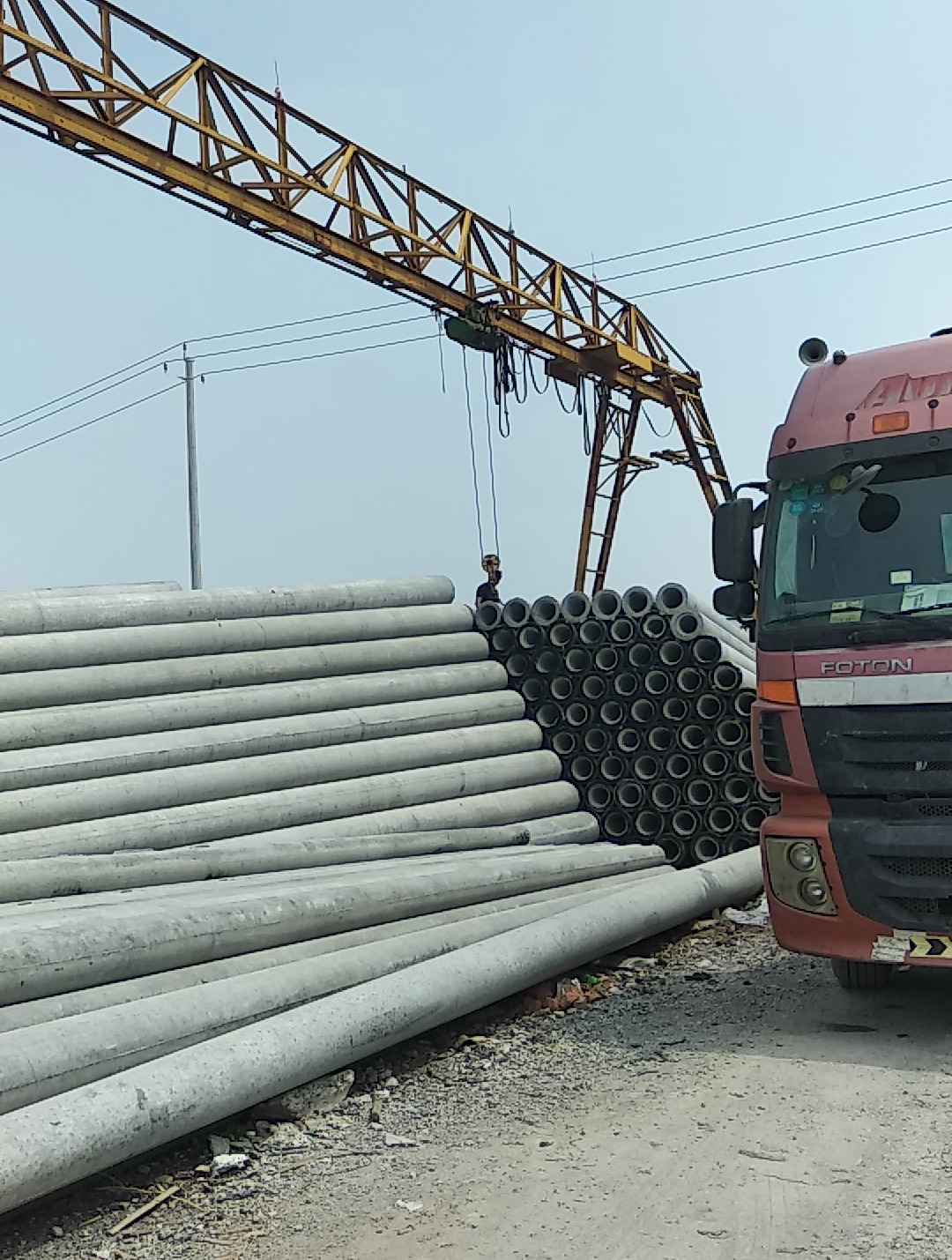 大量现货水泥电线杆发货,运输车进厂装车现场视频曝光-度小视