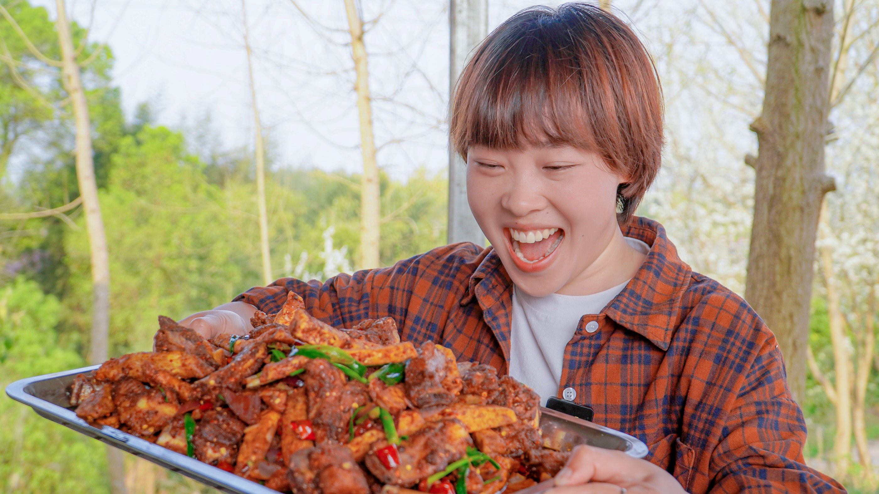 秋妹今天弄个干锅排骨，外焦里嫩酥香可口，配上特制炸芋头，巴适