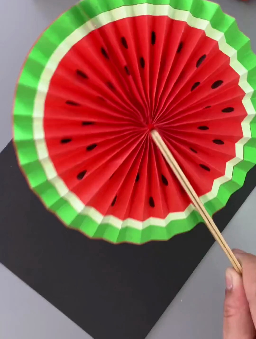 春天来啦,用彩纸来折好玩的西瓜扇子吧 亲子手工-度小视