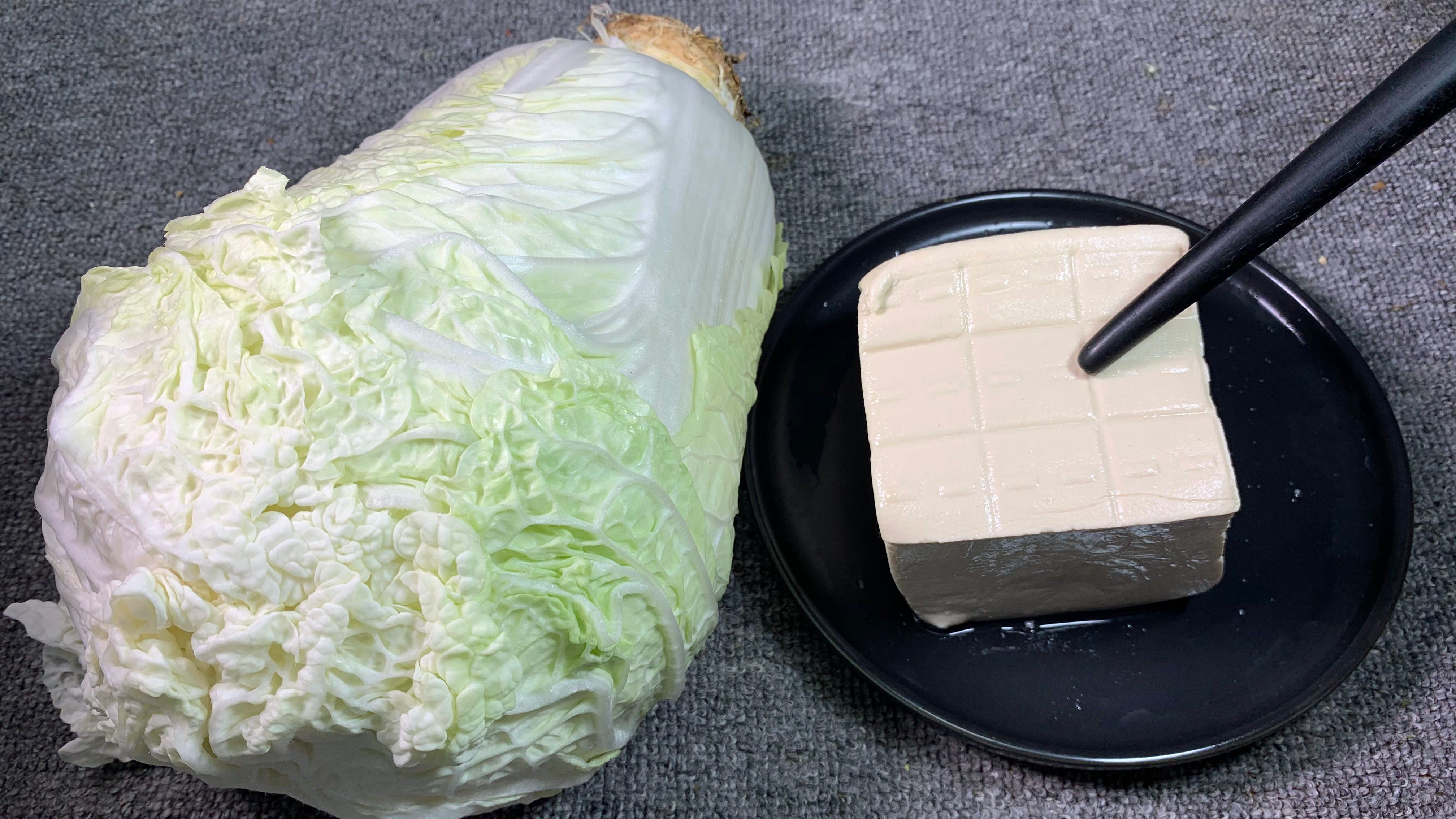 白菜和豆腐是绝配,天冷炖上一锅,简单又营养,最后连汤汁都不剩