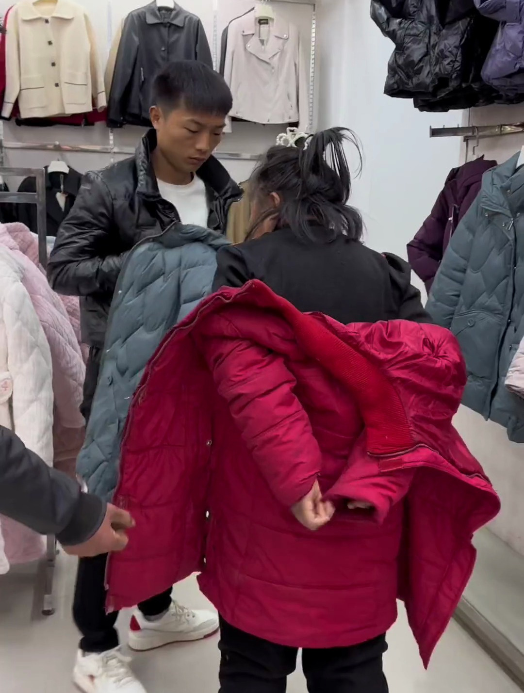 下小雪了天冷了,给妈妈哥哥妹妹买身厚衣服穿!-度小视