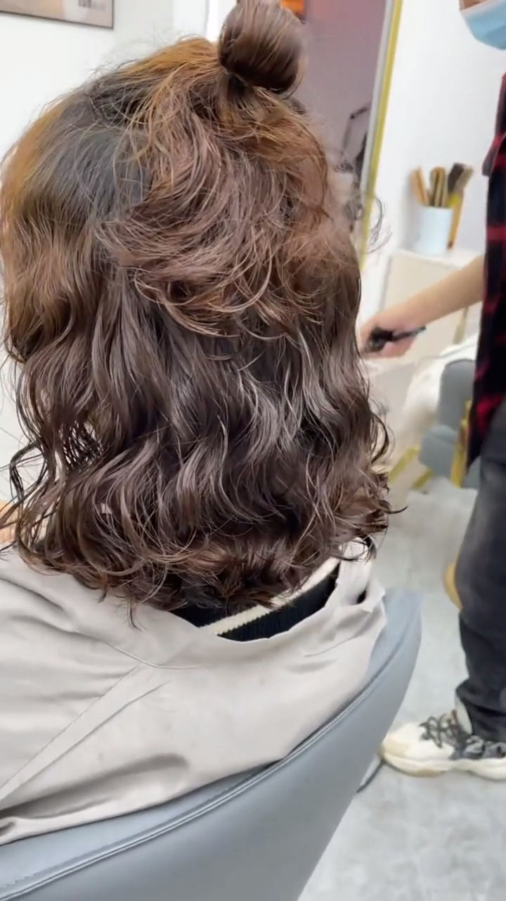 今年比较流行的免打理柔和大卷,配上亮色发系,好看又洋气!