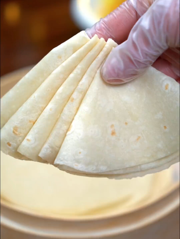 河南烙馍也是我们北方人爱吃的春饼,柔软筋道,吃着一点也不腻!-度小视