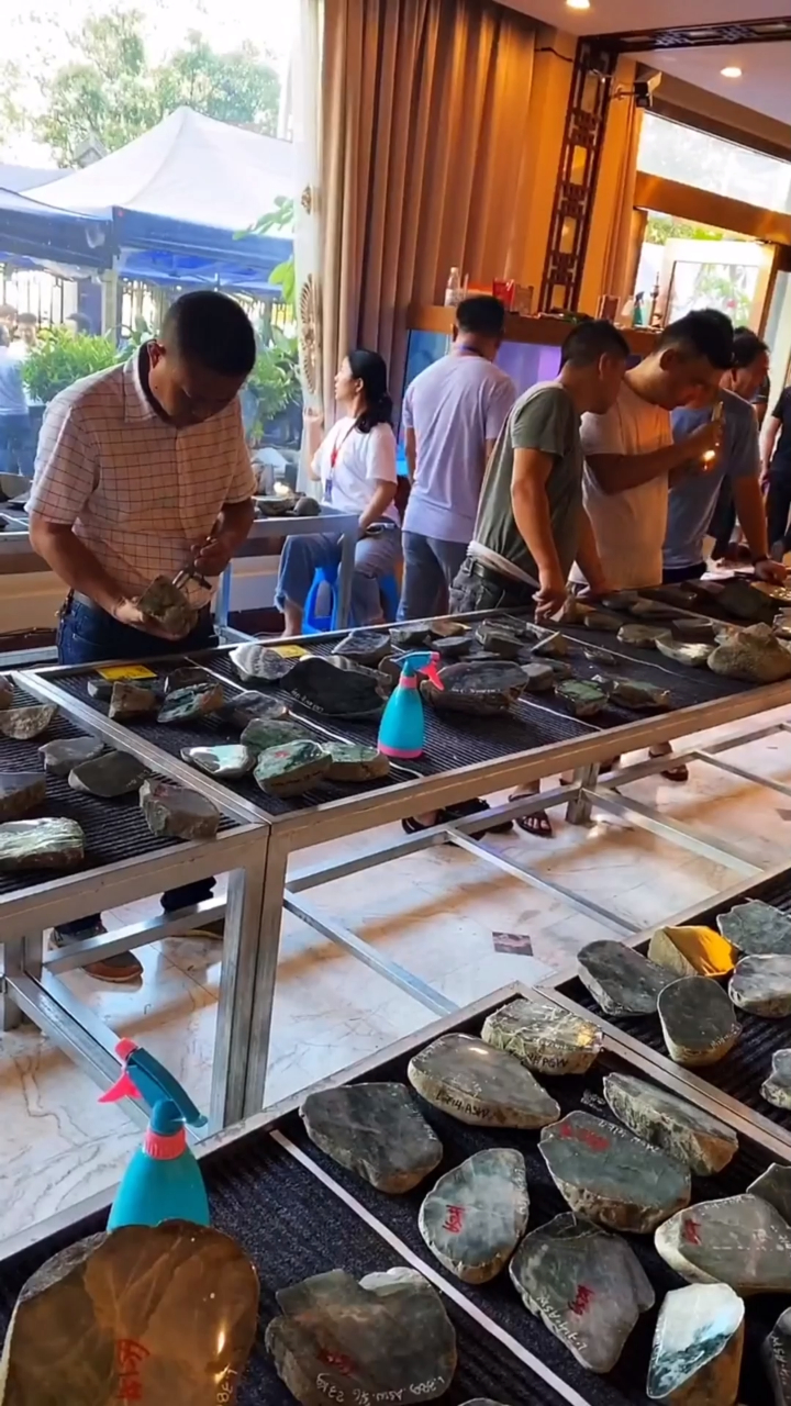 盈江公盘实录大开眼见的翡翠标场玉石跟市场白菜一样多